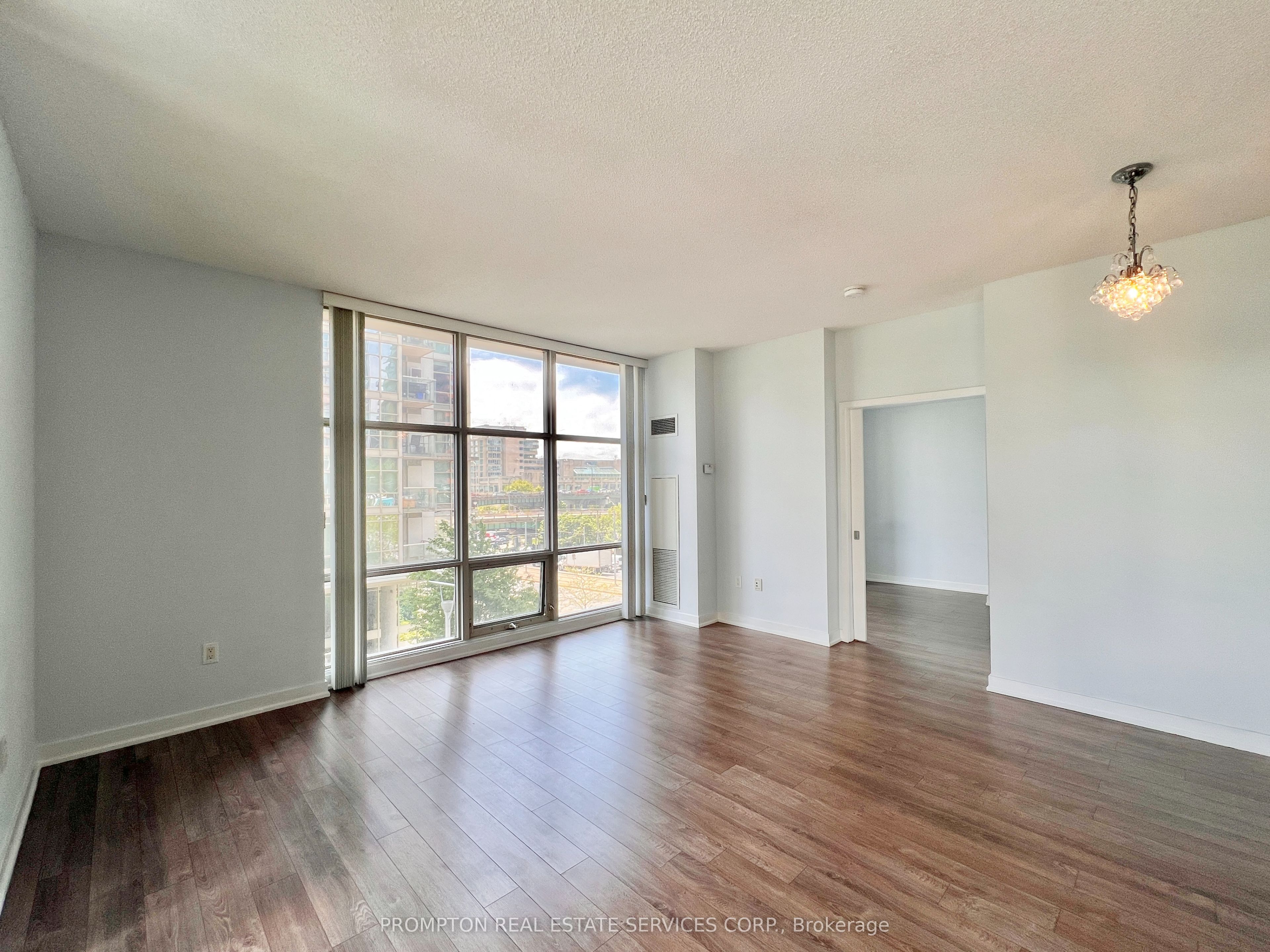 9 Spadina Avenue 203, Toronto, ON M5V 3V5 photo 4