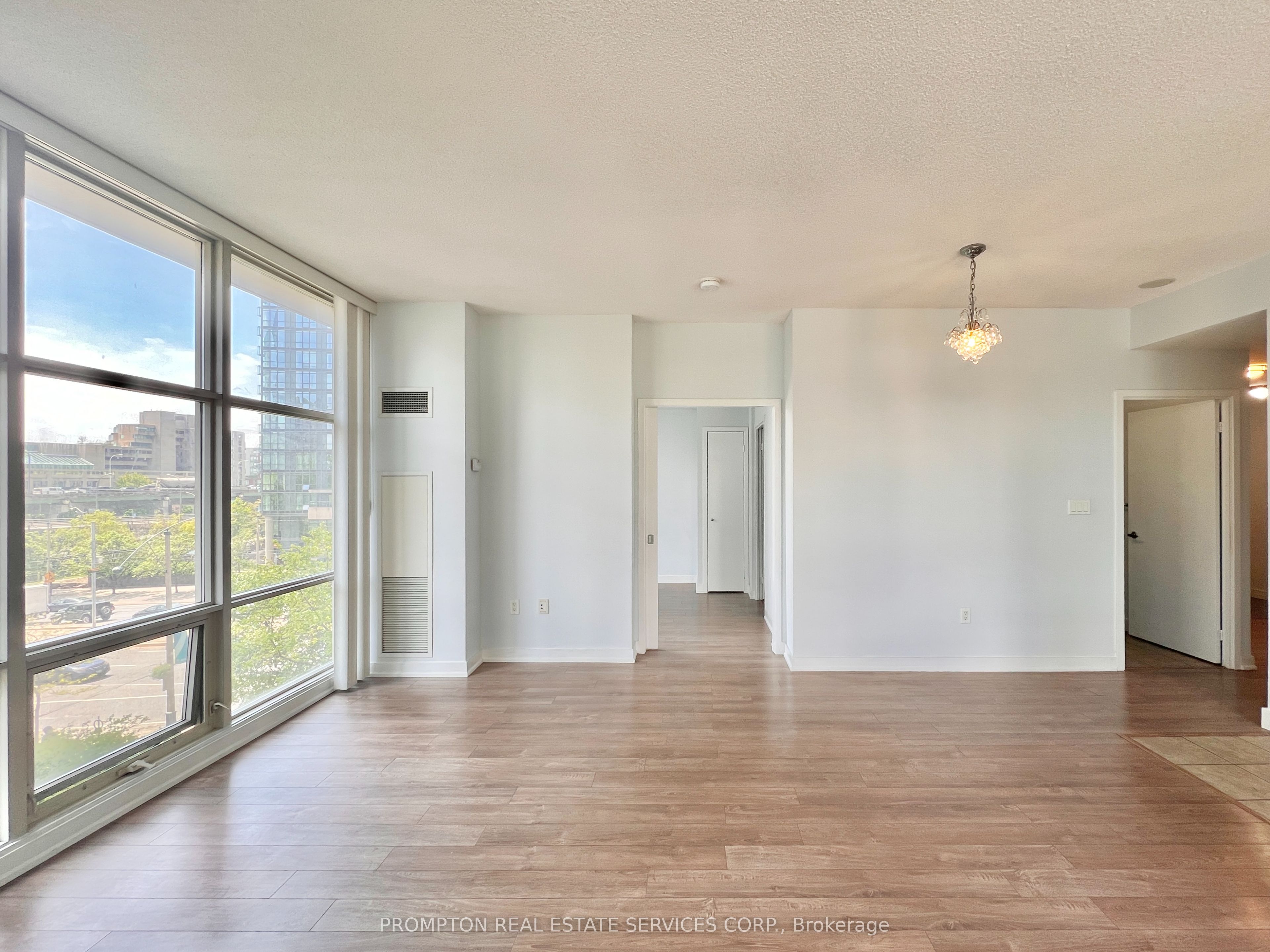 9 Spadina Avenue 203, Toronto, ON M5V 3V5 photo 5