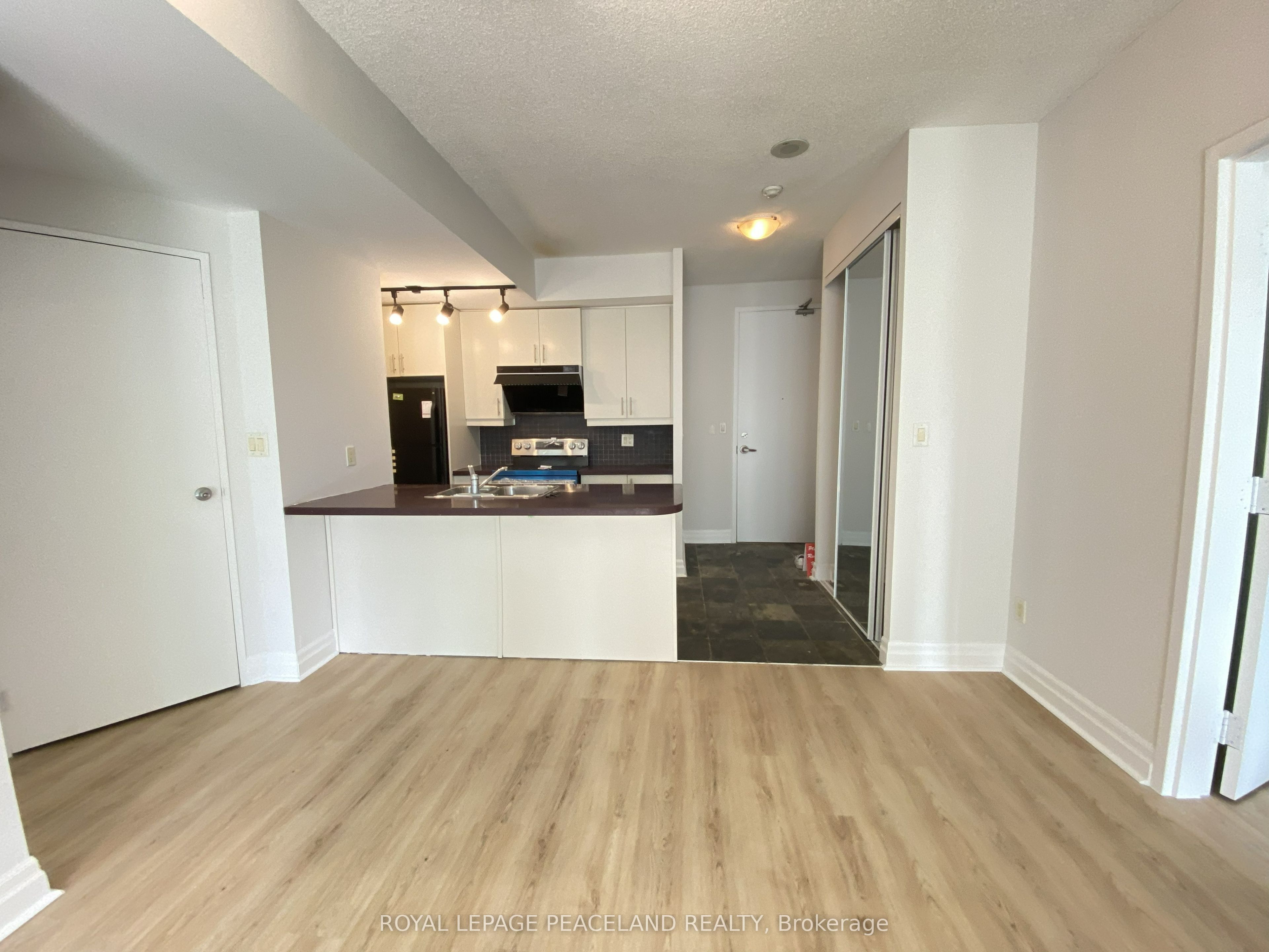 70 Alexander Street 703, Toronto, ON M4Y 1B4 photo 3