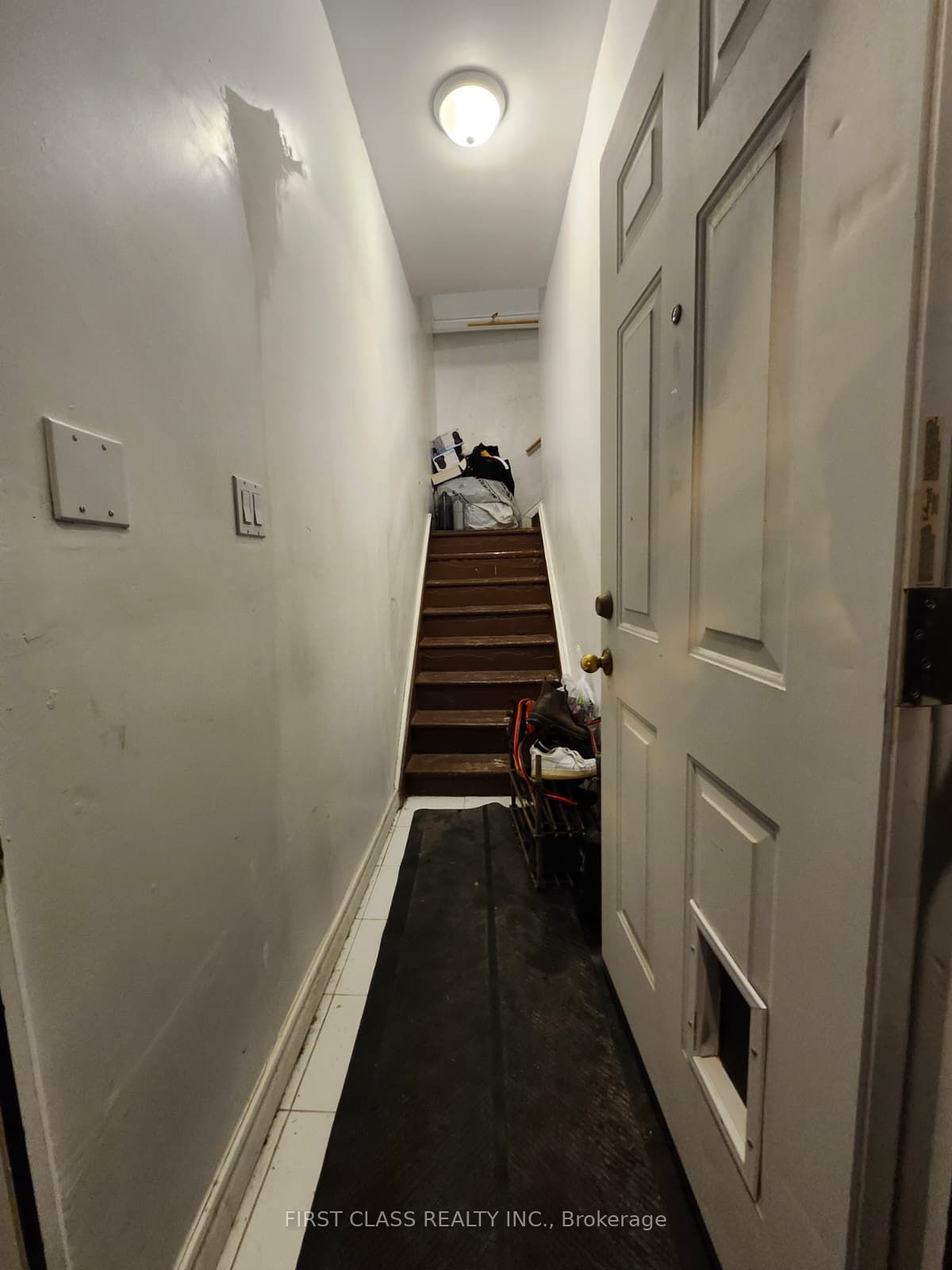 567 Oakwood Avenue Upper, Toronto, ON M6E 2X6 photo 3