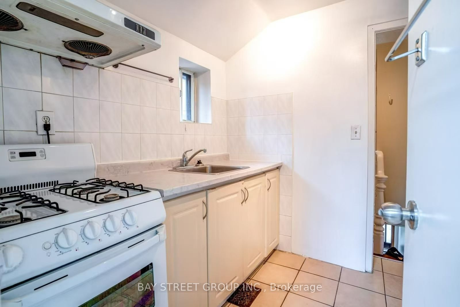 66 Euclid Avenue 2nd Floor, Toronto, ON M6J 2J9 photo 4