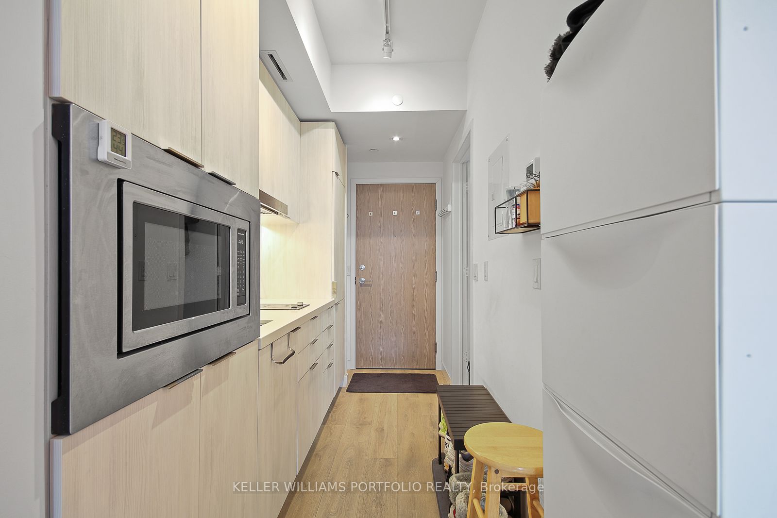 215 Queen Street W 1909, Toronto, ON M5V 0P5 photo 3