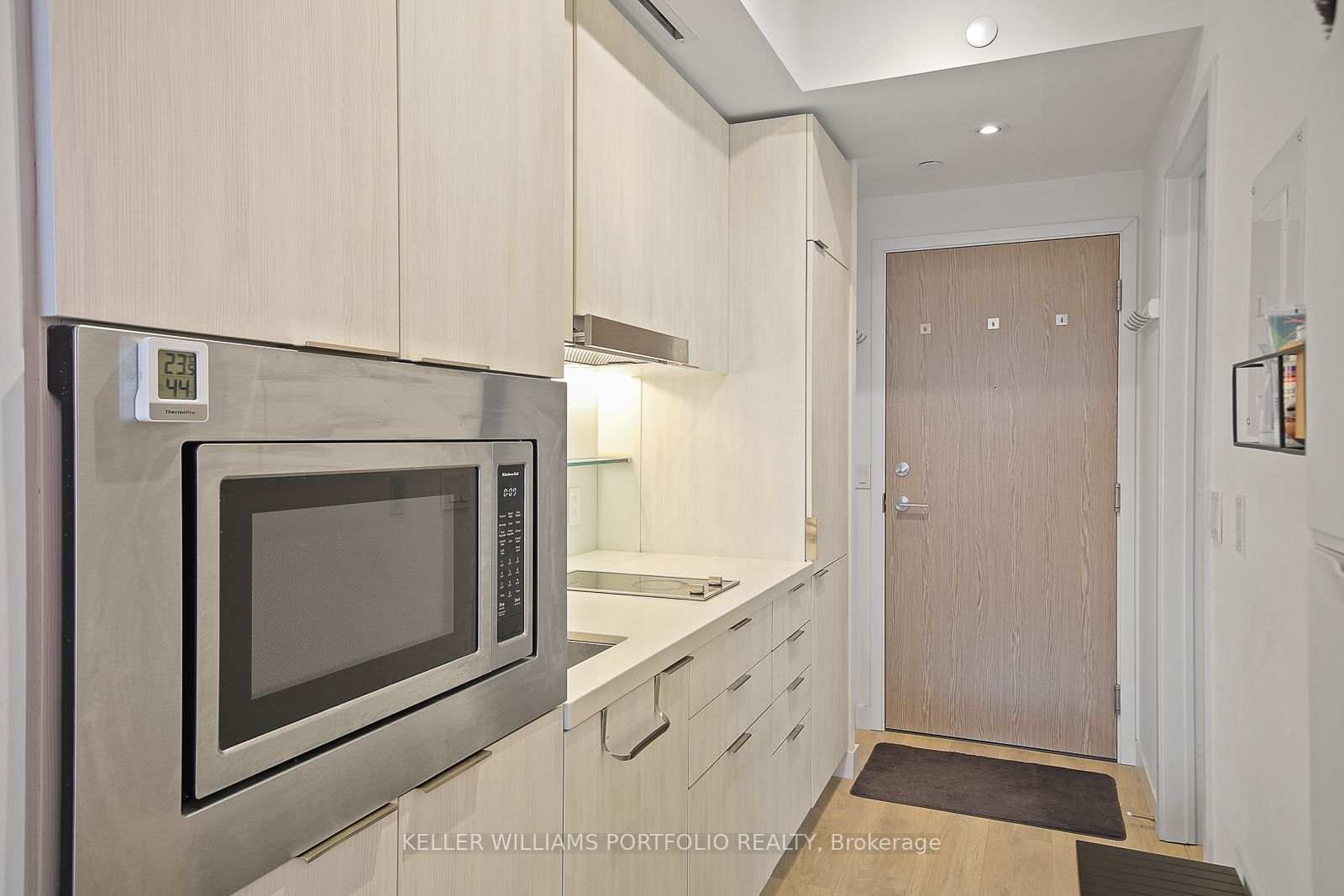 215 Queen Street W 1909, Toronto, ON M5V 0P5 photo 4