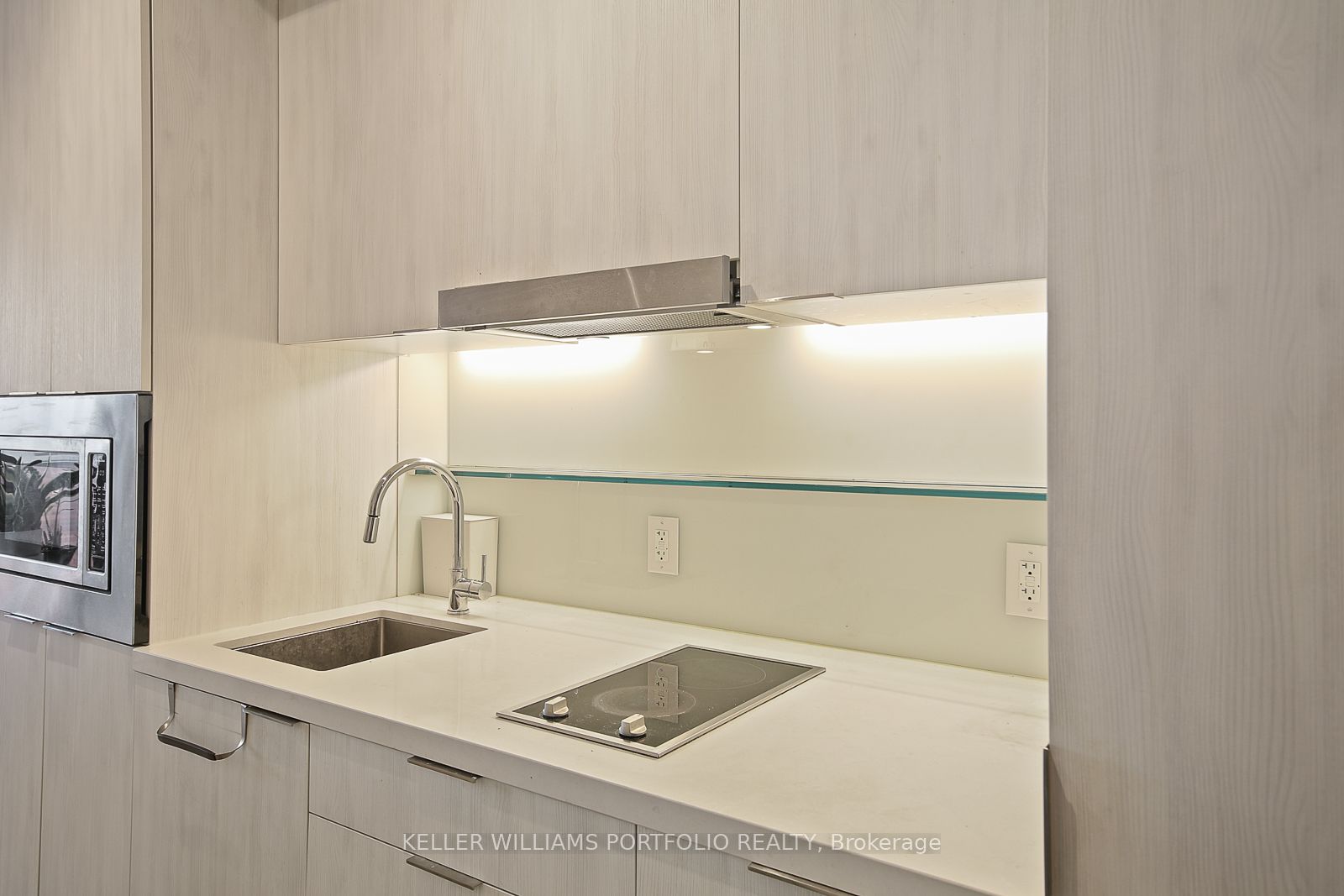 215 Queen Street W 1909, Toronto, ON M5V 0P5 photo 5