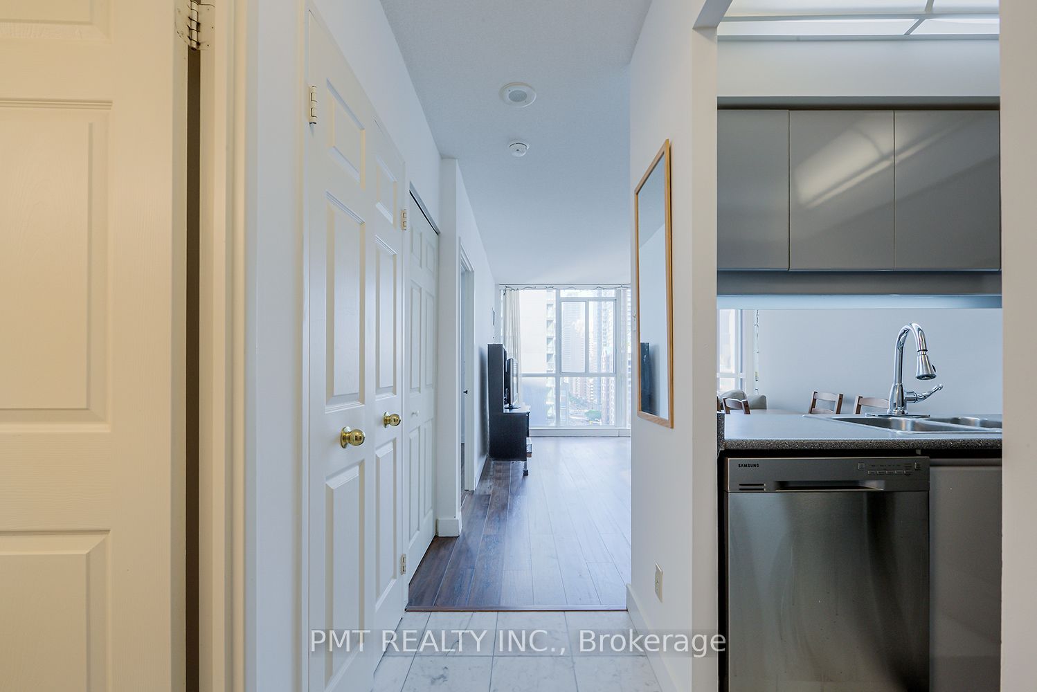 736 Bay Street 1612, Toronto, ON M5G 2M4 photo 3