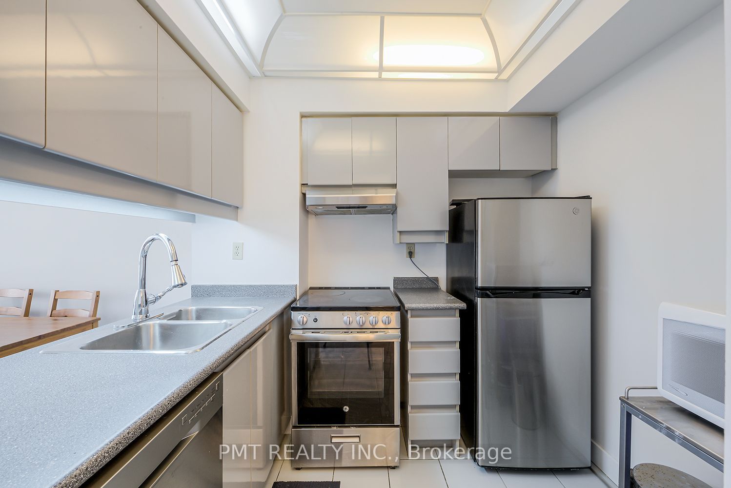 736 Bay Street 1612, Toronto, ON M5G 2M4 photo 4