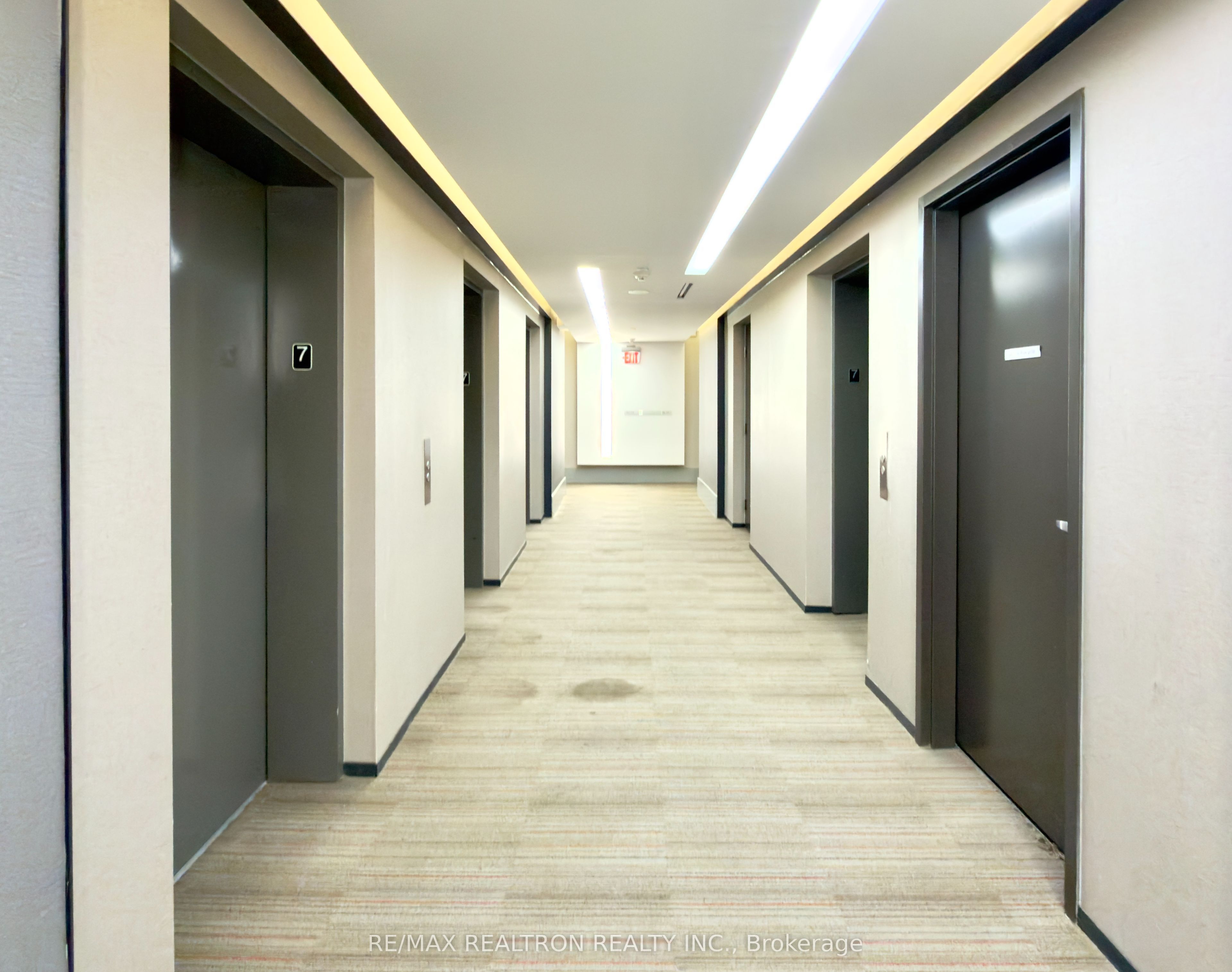 21 Widmer Street 710, Toronto, ON M5V 0B8 photo 2