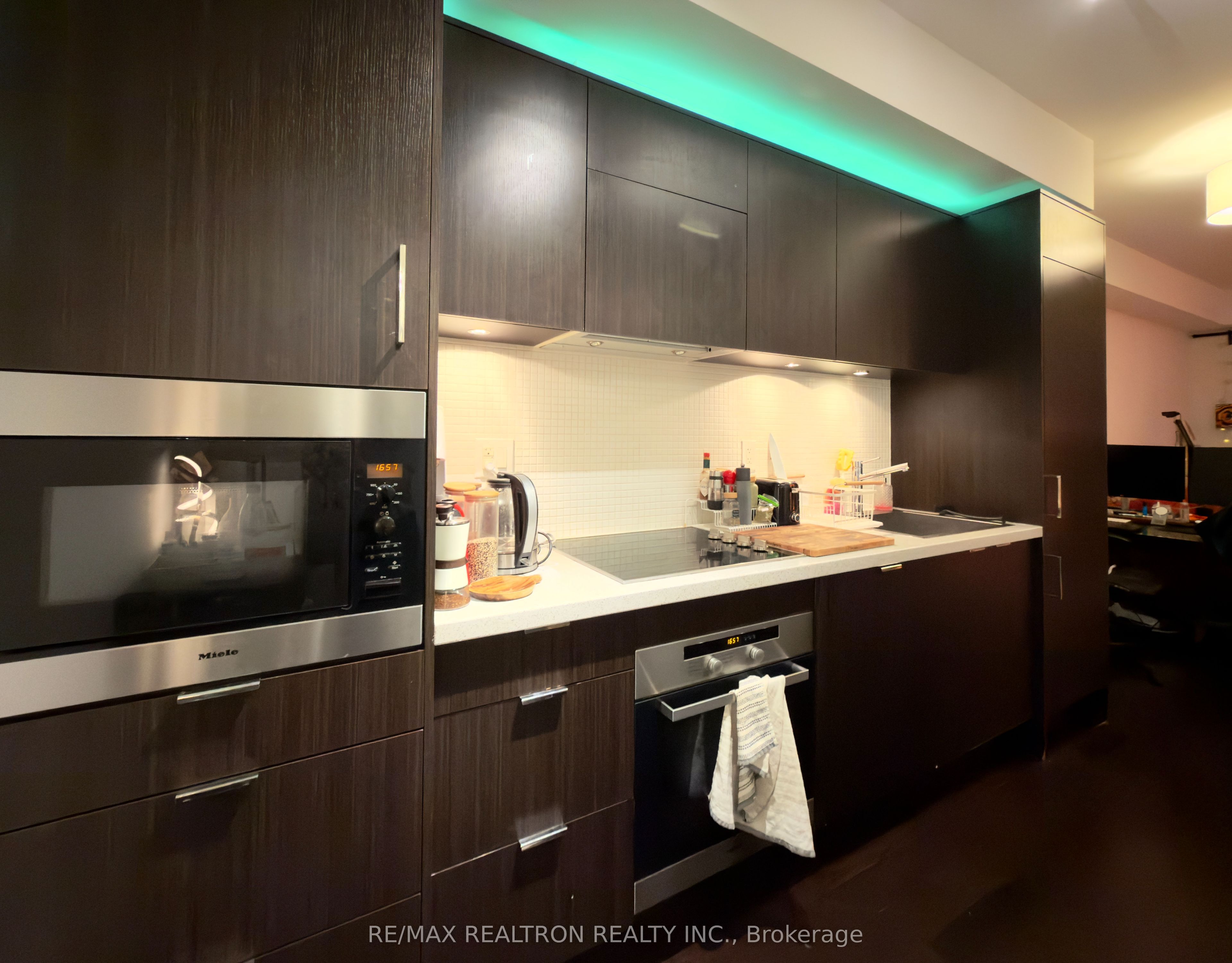 21 Widmer Street 710, Toronto, ON M5V 0B8 photo 5