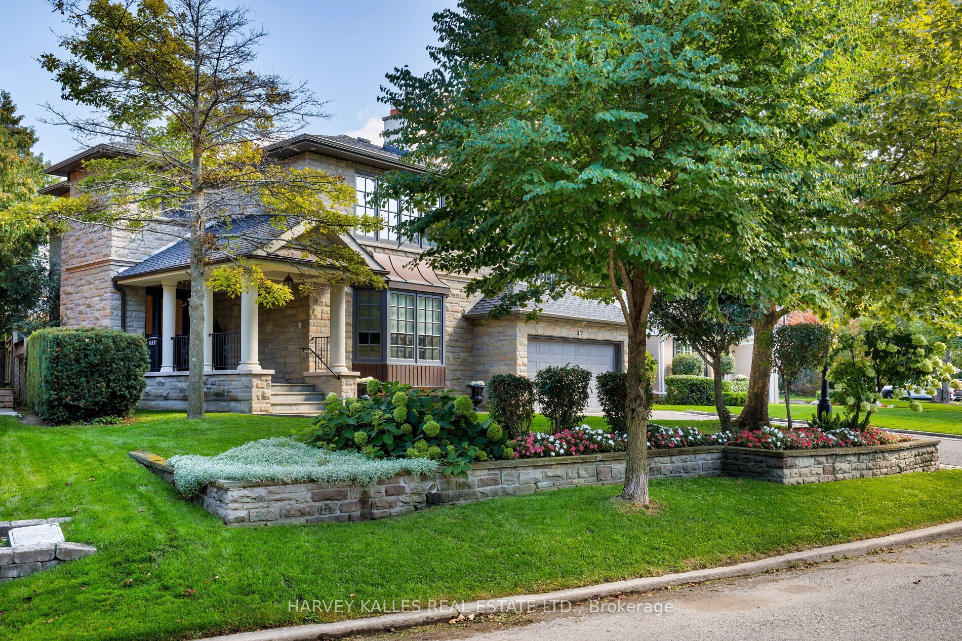 15 Moorehill Drive, Toronto, ON M4G 1A3 photo 4
