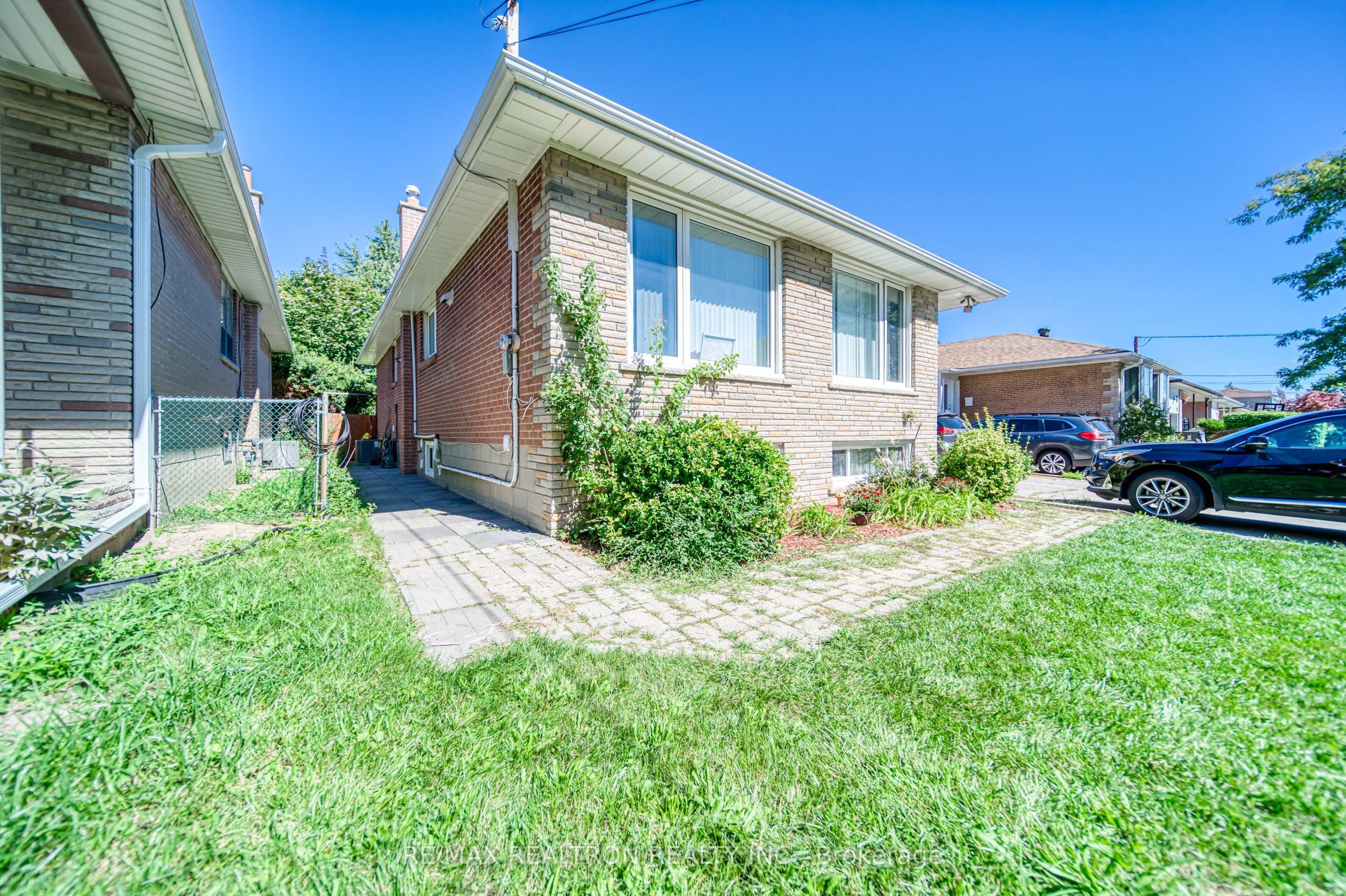 36 Beaver Valley Road Unit #1, Toronto, ON M3H 4S1