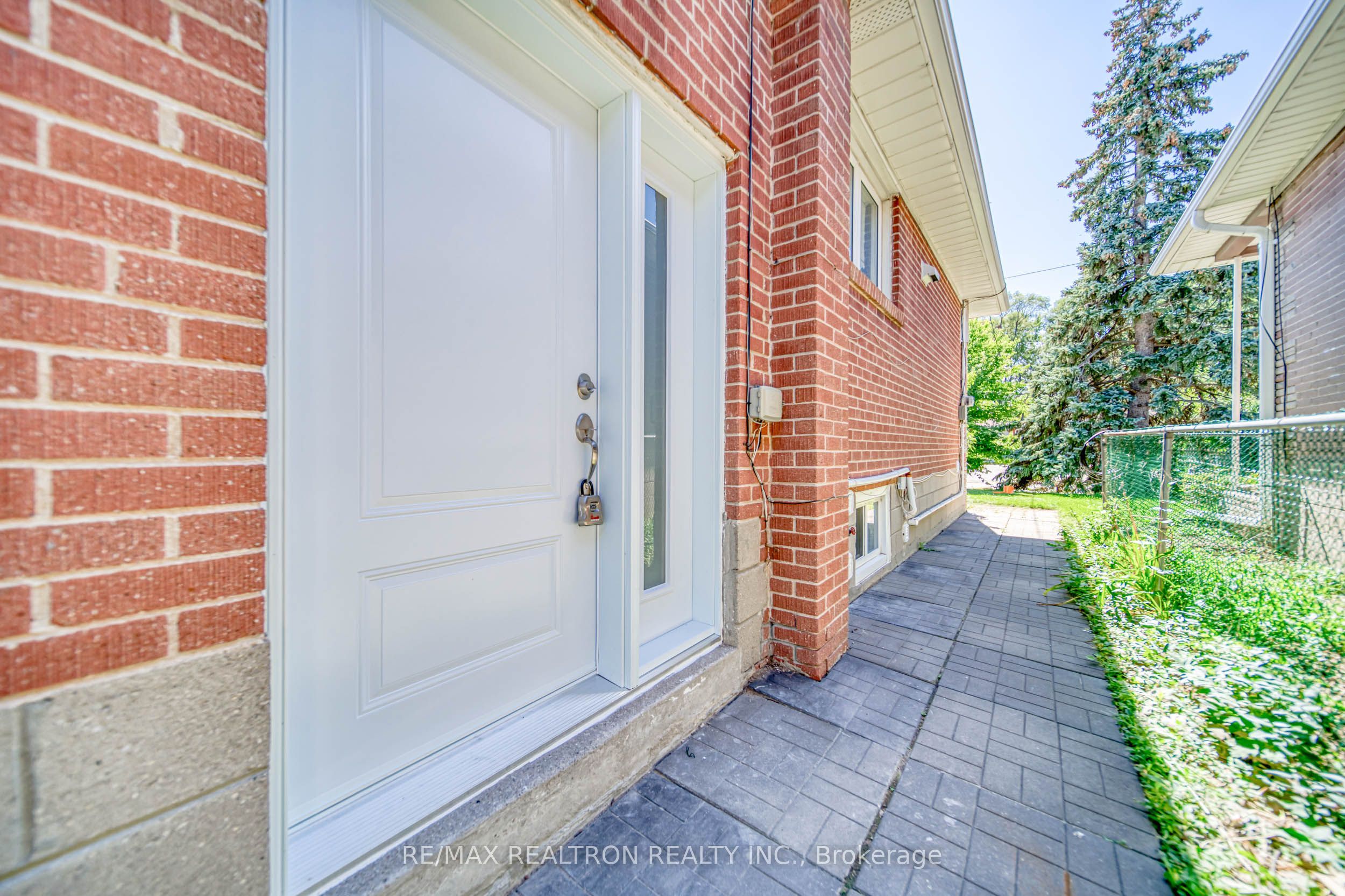 36 Beaver Valley Road Unit #1, Toronto, ON M3H 4S1 photo 2