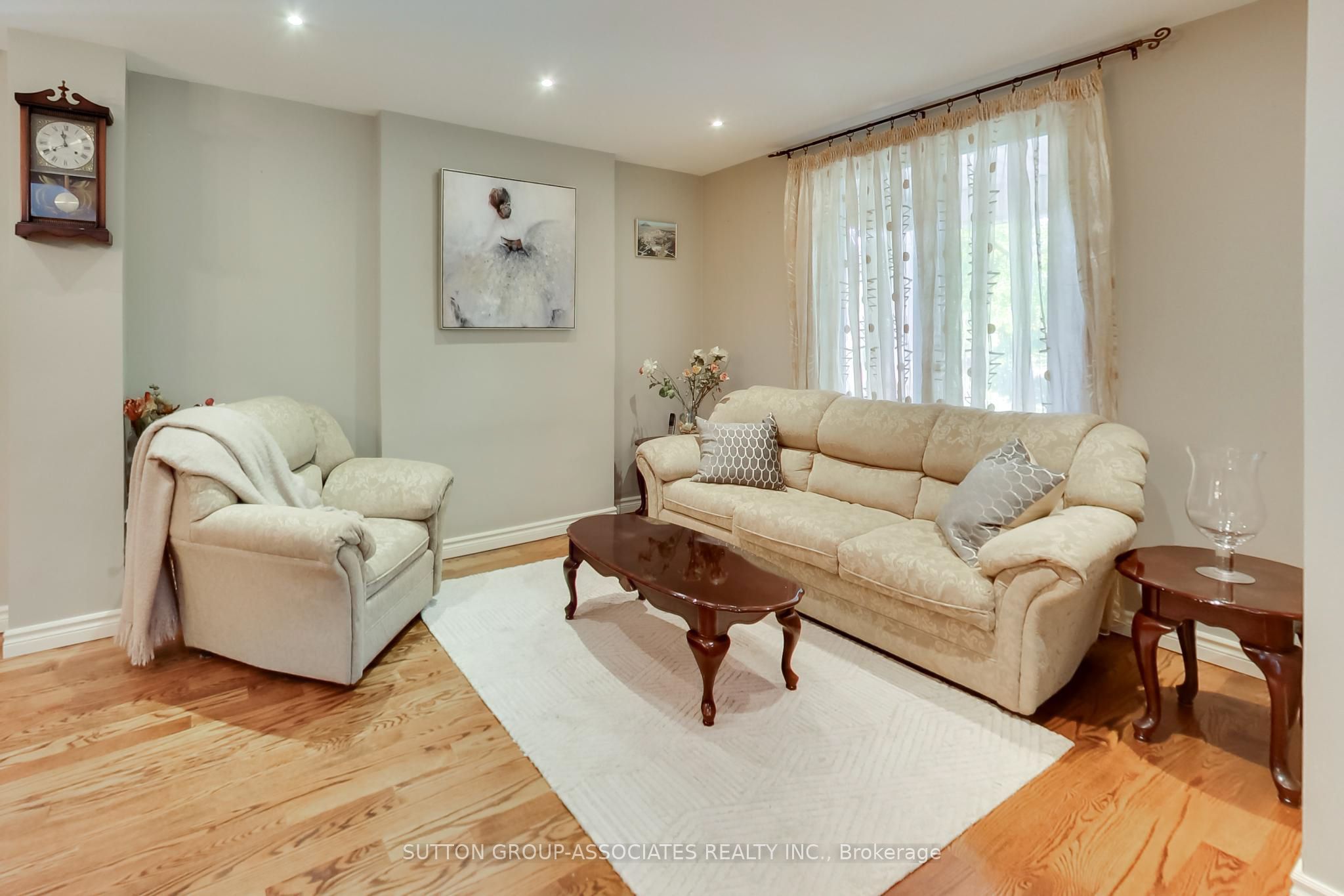82 Helena Avenue, Toronto, ON M6G 2H2 photo 3