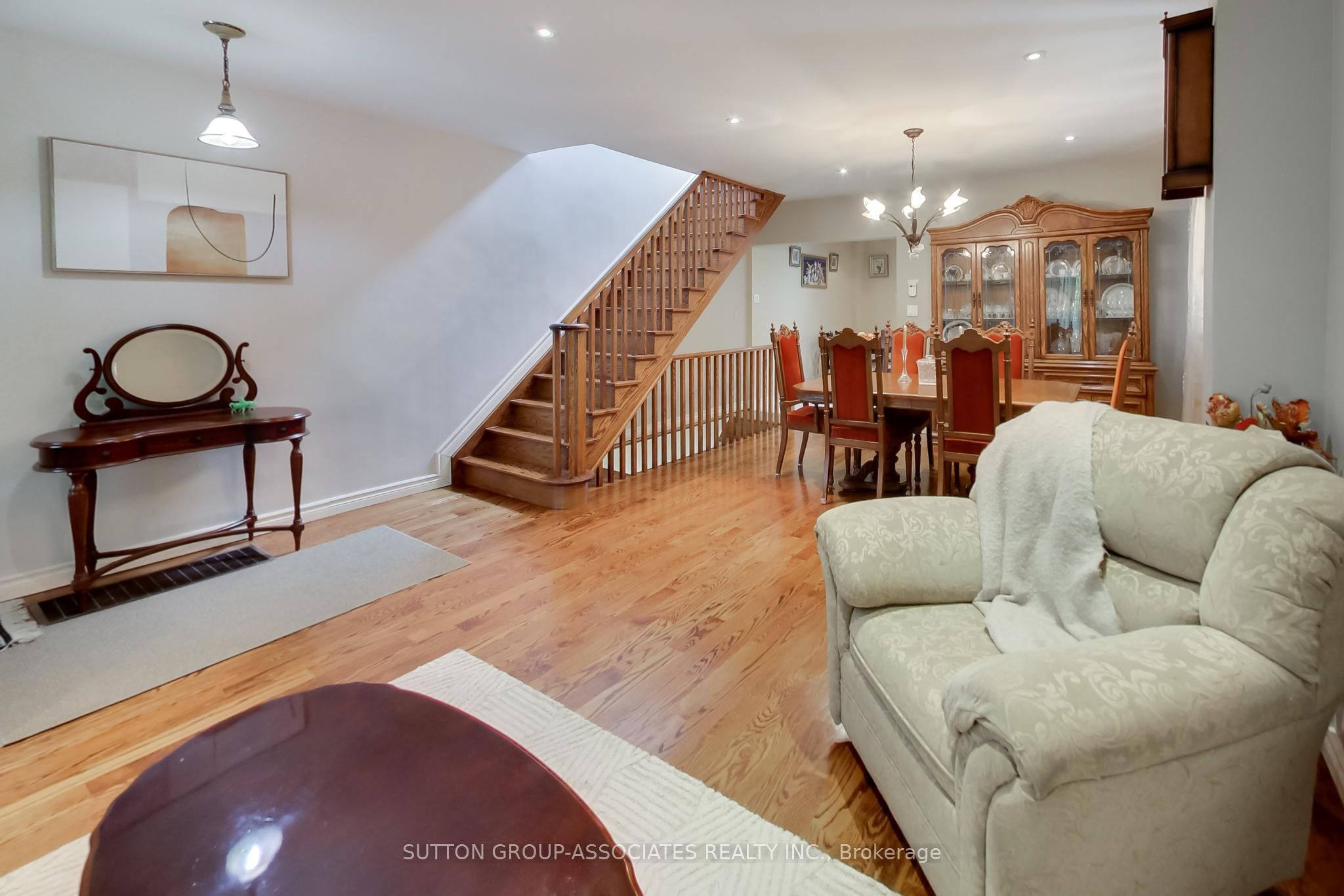 82 Helena Avenue, Toronto, ON M6G 2H2 photo 5