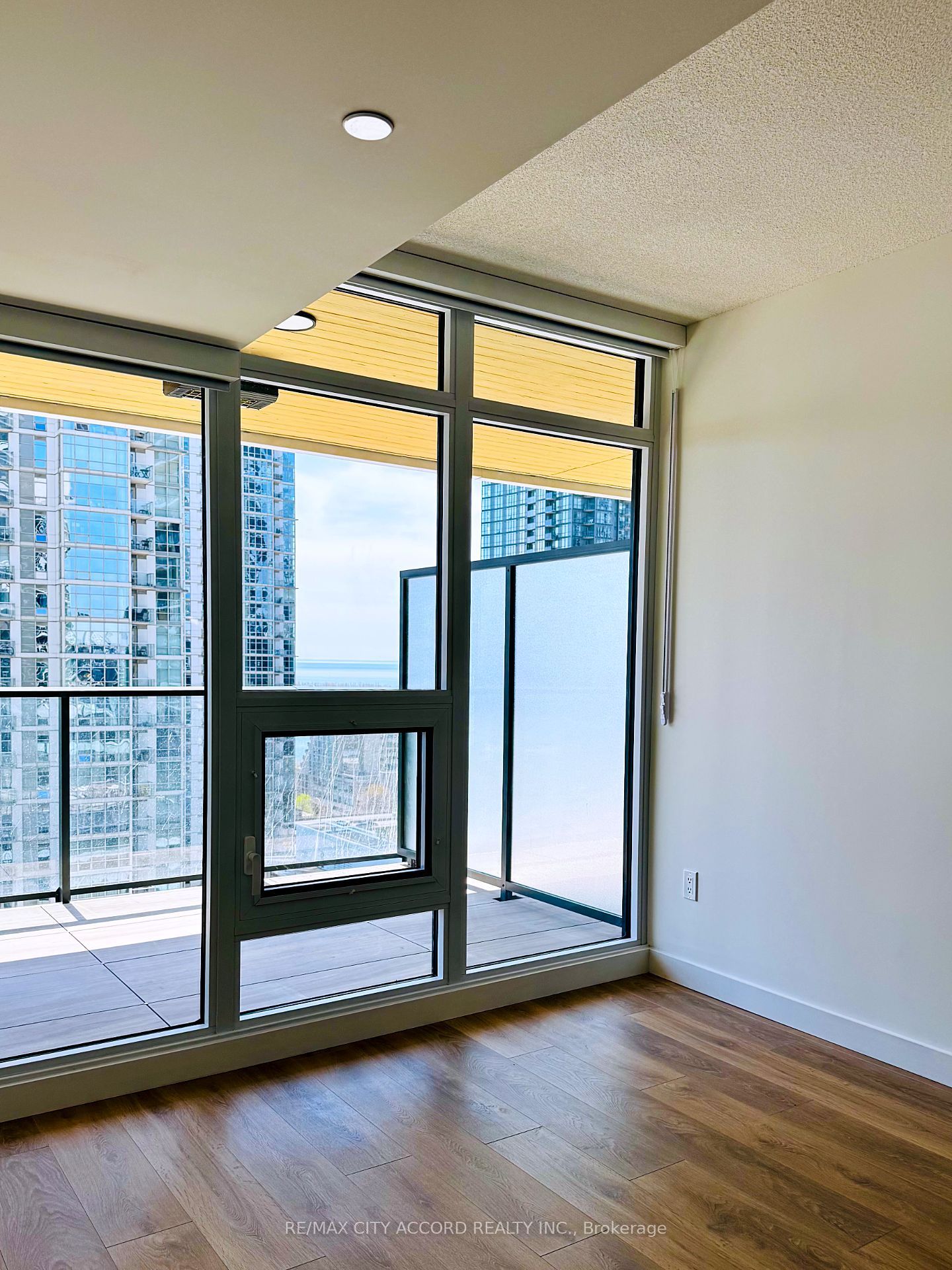 1 Concord Cityplace Way 1906, Toronto, ON M5V 0T5 photo 3