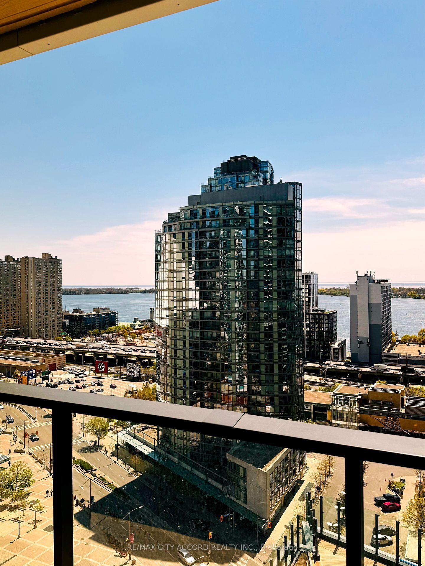 1 Concord Cityplace Way 1906, Toronto, ON M5V 0T5 photo 5