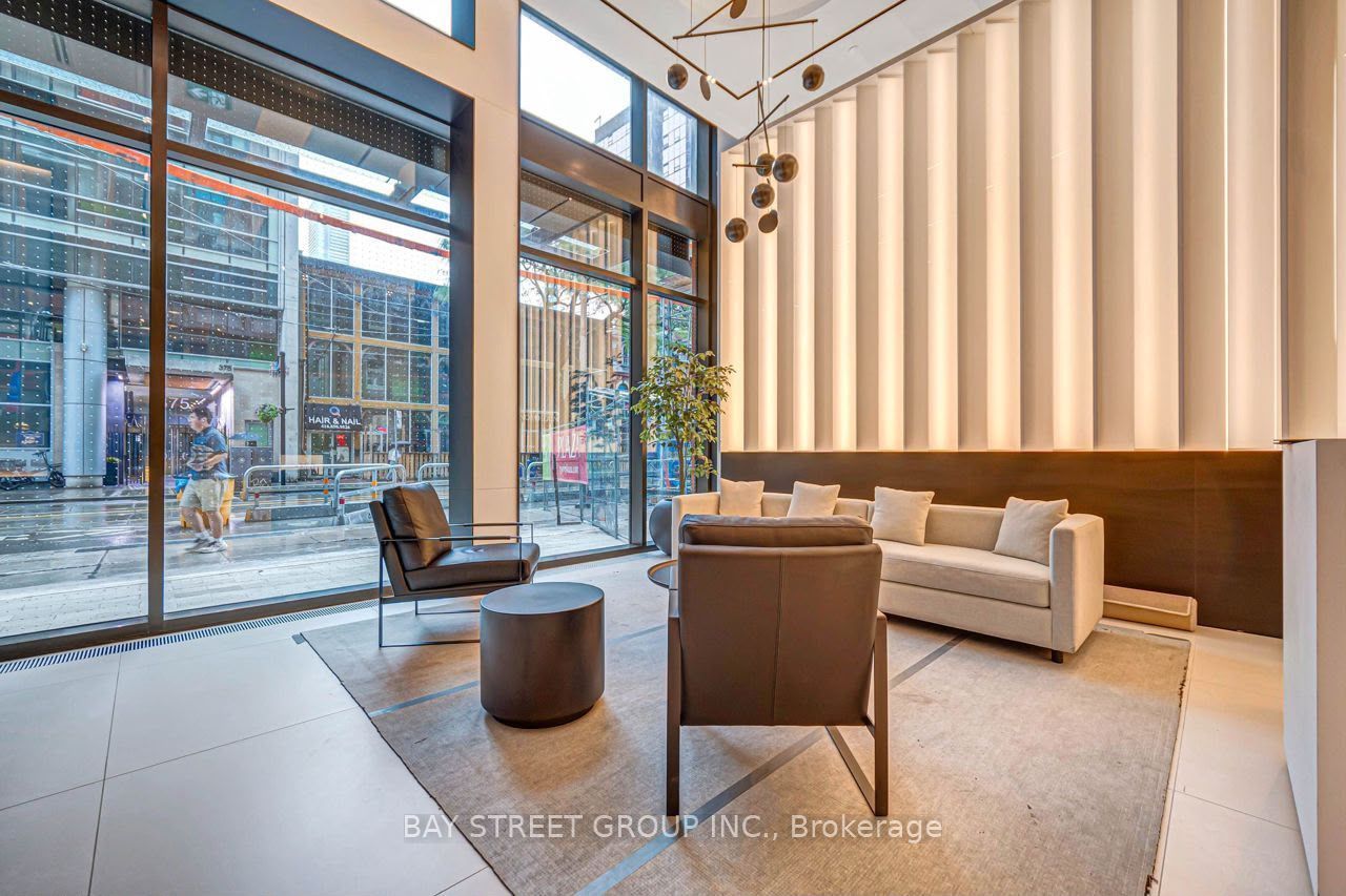 400 King Street W 2416, Toronto, ON M5V 1K2 photo 2