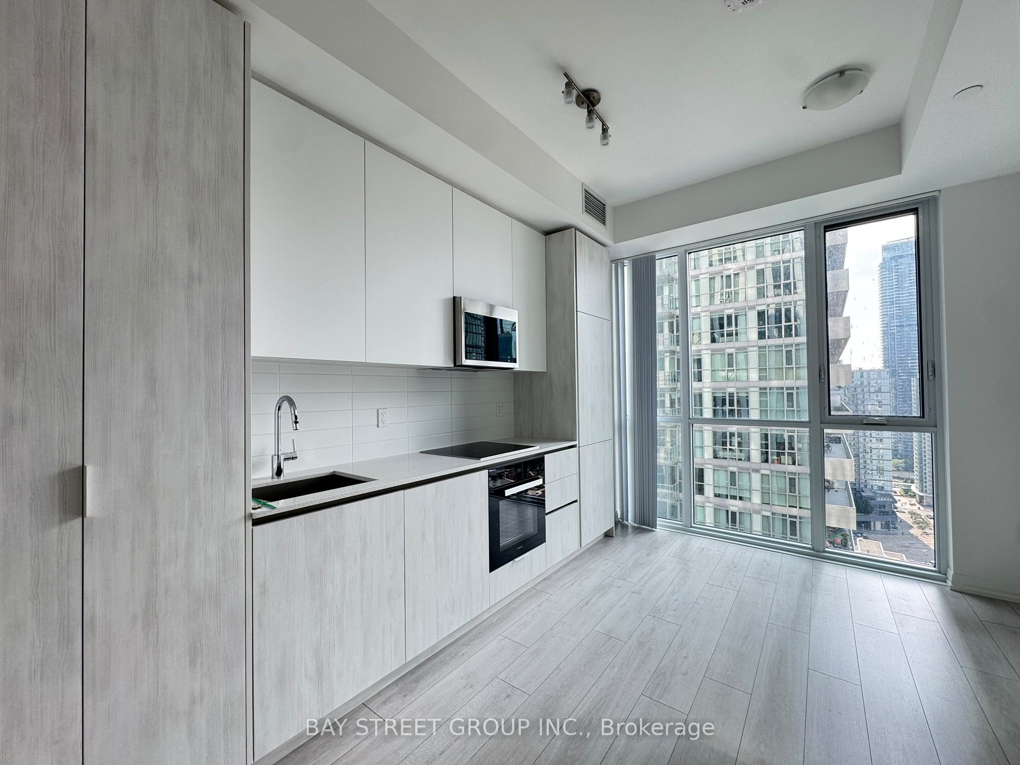 400 King Street W 2416, Toronto, ON M5V 1K2 photo 3