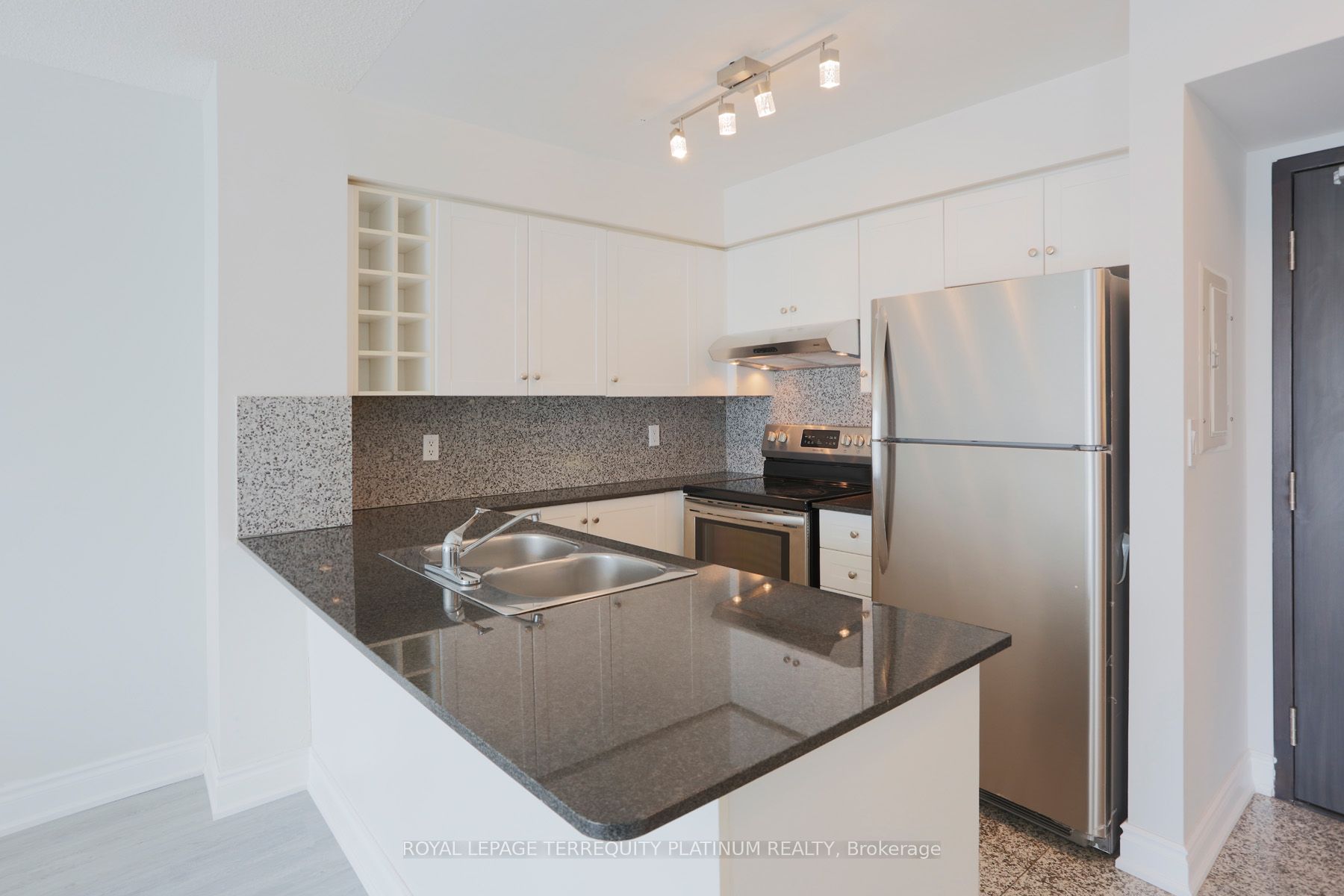 210 Victoria Street 3607, Toronto, ON M5B 2R3 photo 4