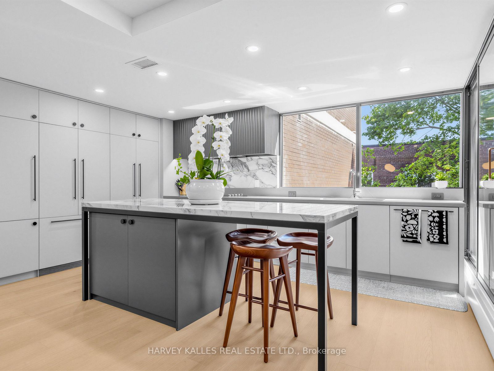 349 St. Clair Avenue W 404, Toronto, ON M5P 1N3 photo 4