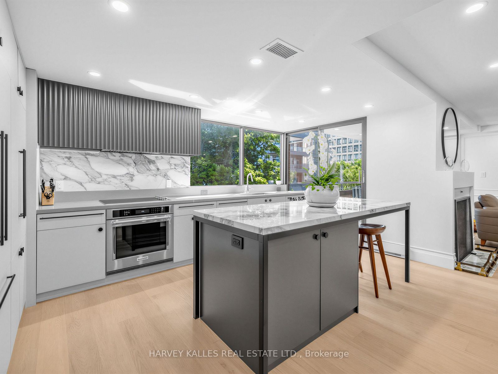 349 St. Clair Avenue W 404, Toronto, ON M5P 1N3 photo 5