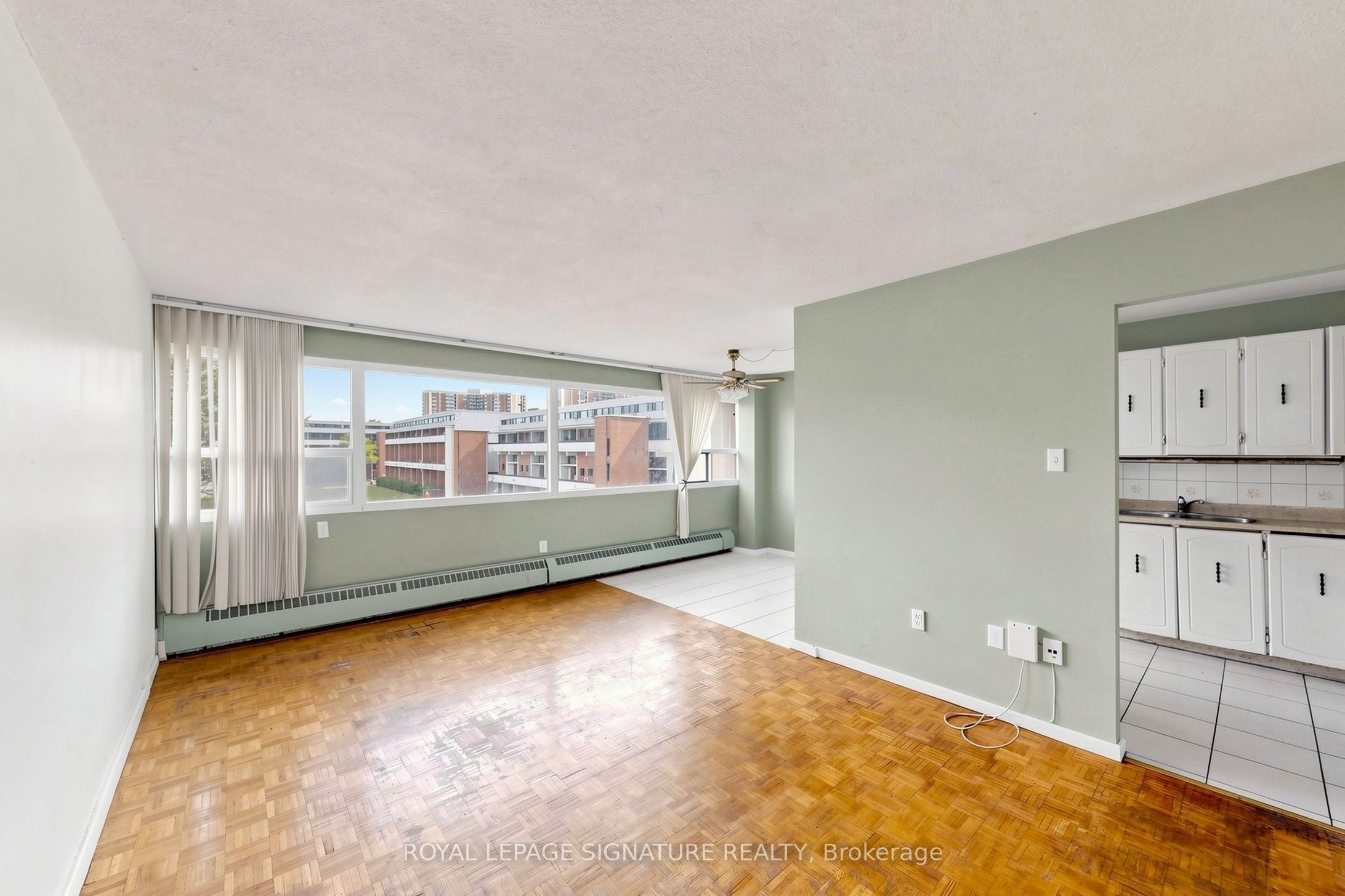 100 Leeward Glenway 411, Toronto, ON M3C 2Z1 photo 4