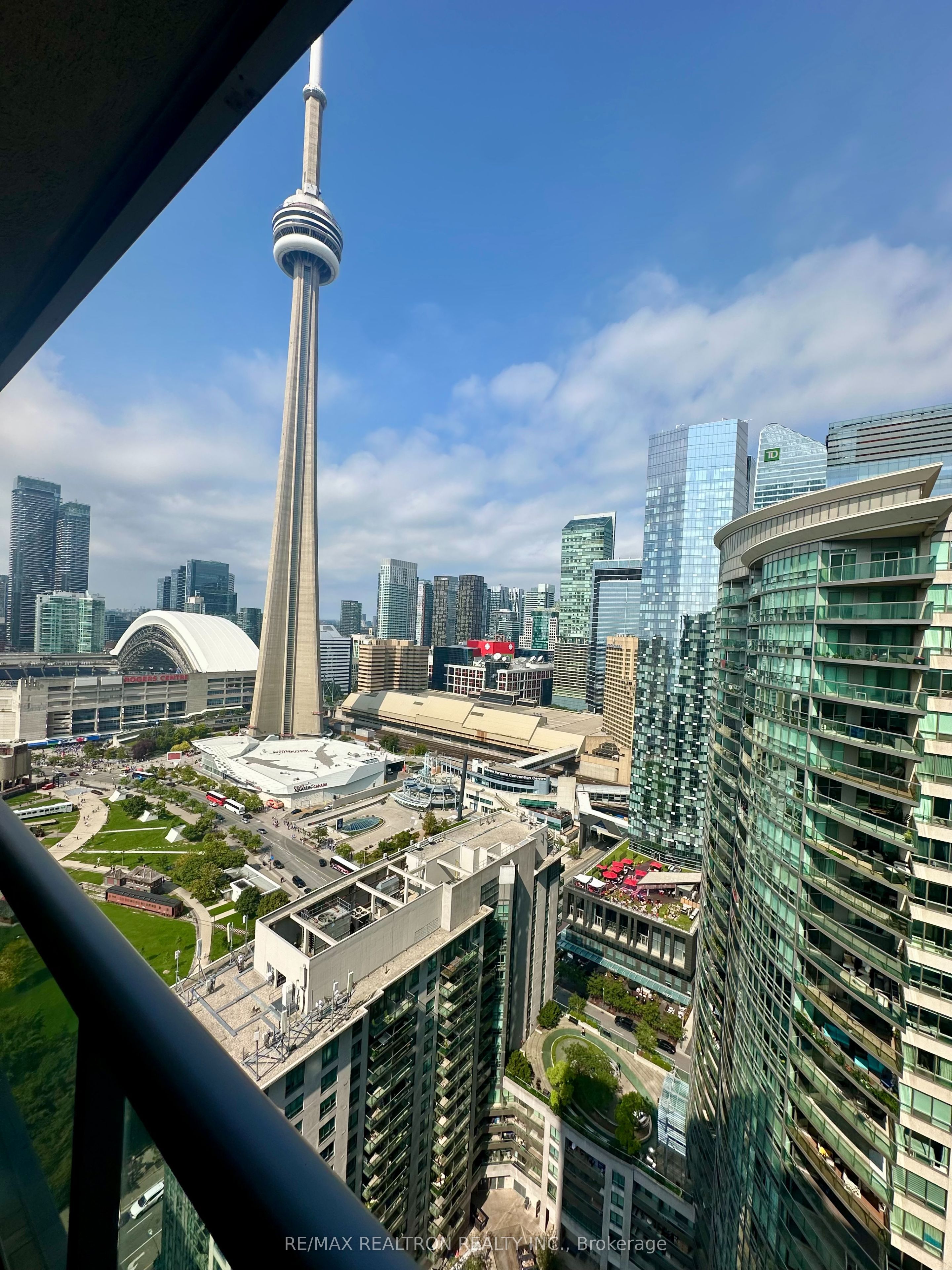 19 Grand Trunk Crescent 3805, Toronto, ON M5J 3A3