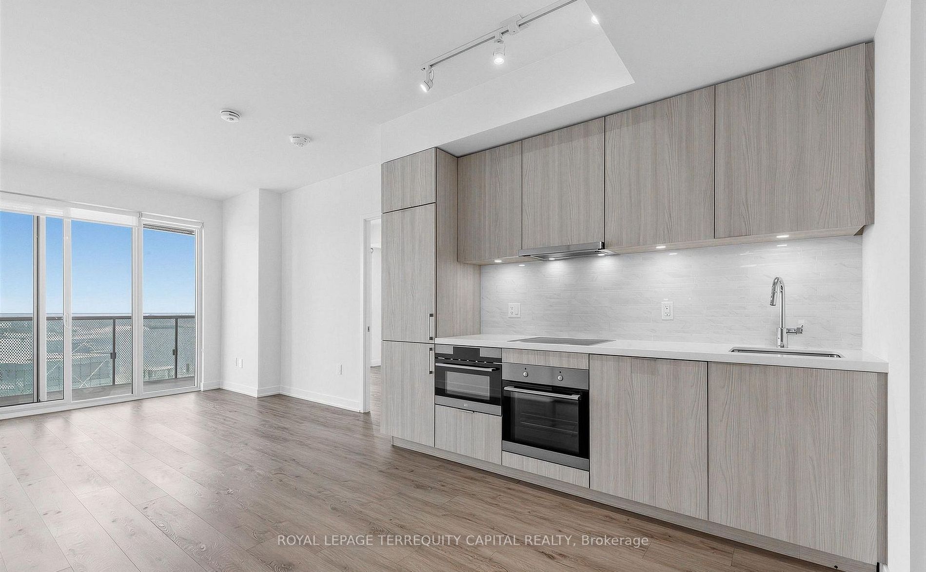 15 Queens Quay E 1901, Toronto, ON M5E 0C5 photo 2