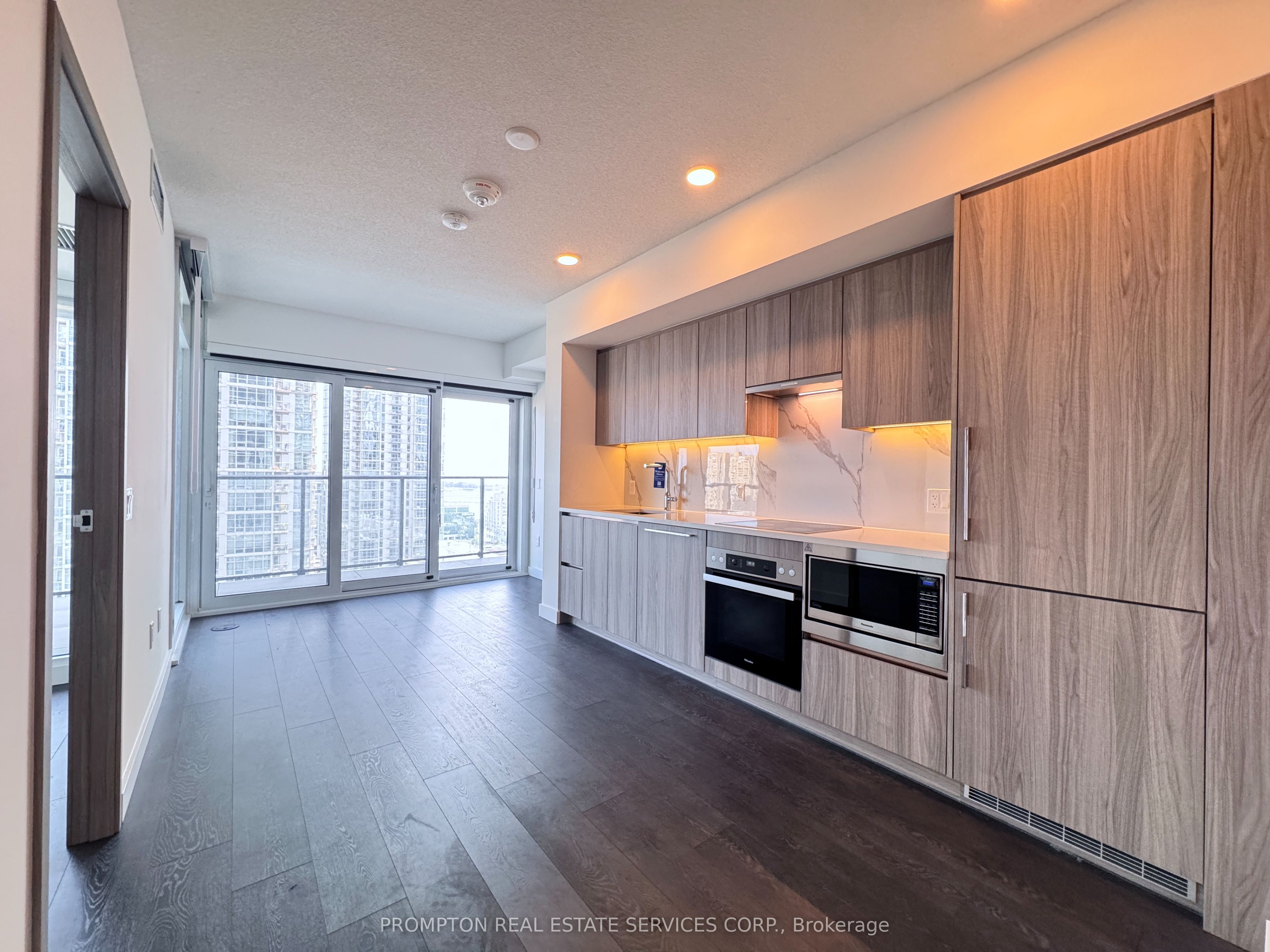 1 Concord Cityplace Way 1709, Toronto, ON M5V 0X3 photo 3