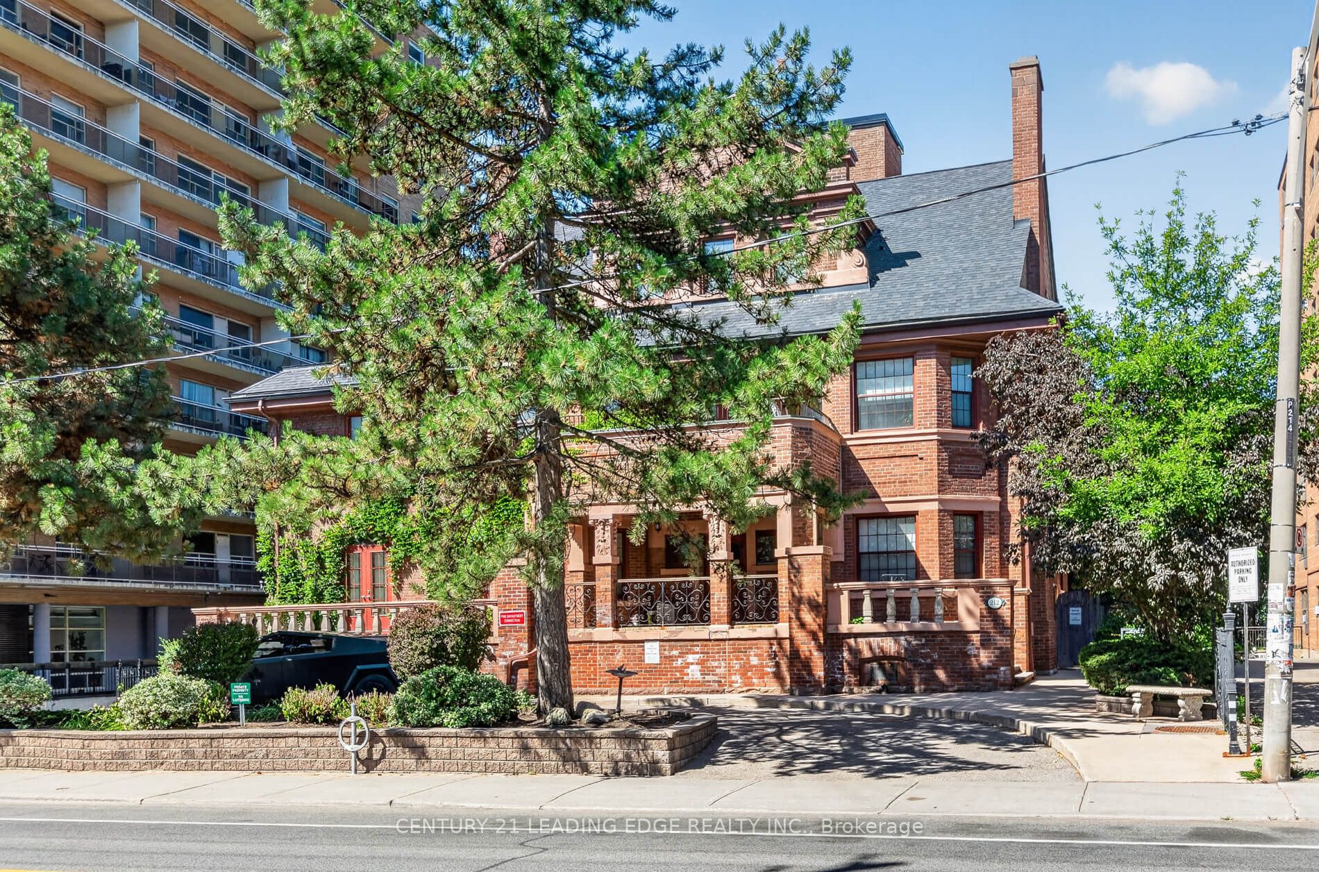 212 St George Street 104, Toronto, ON M5R 2N5