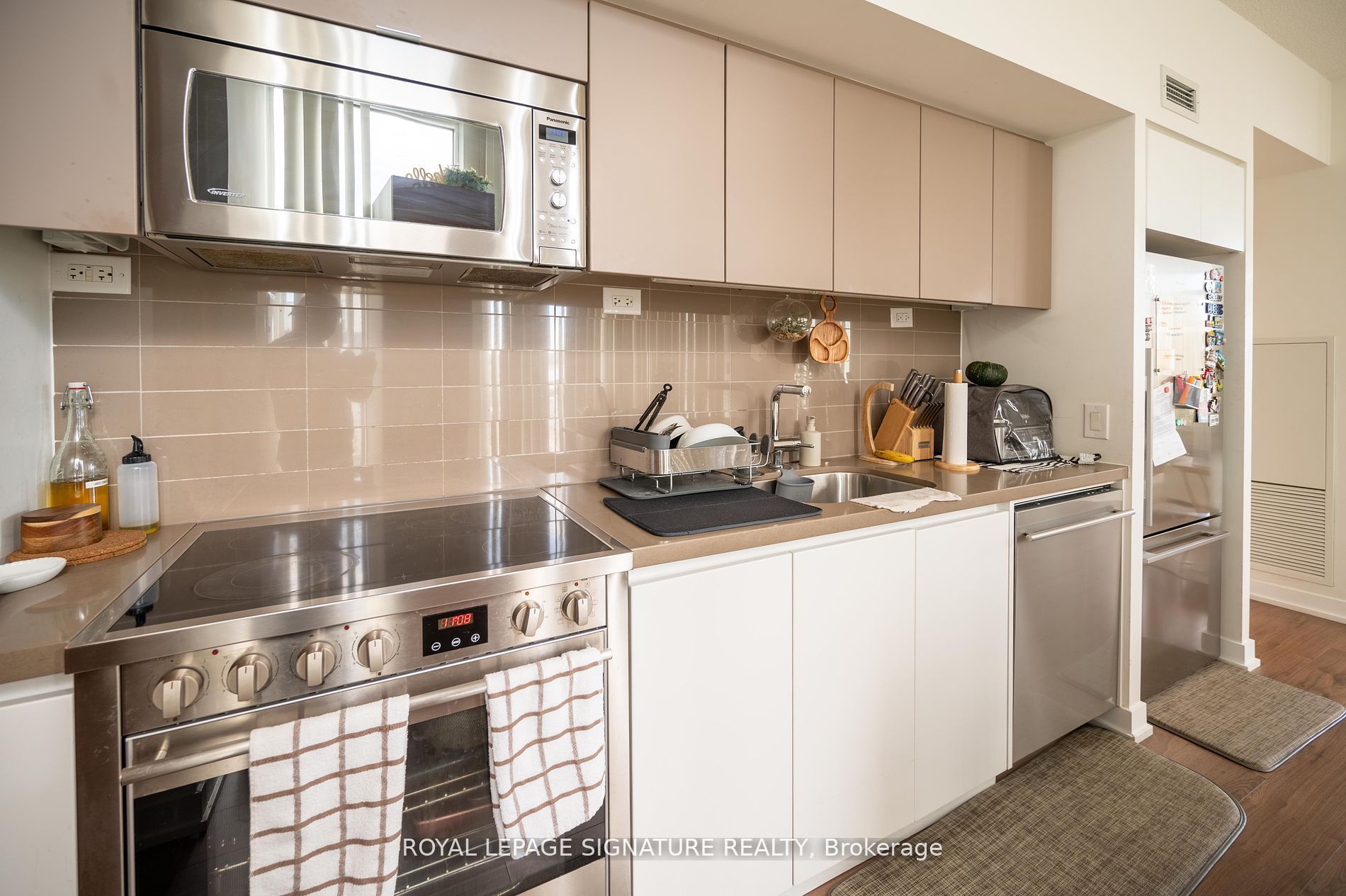 75 Queens Wharf Road 607, Toronto, ON M5V 0J8 photo 3