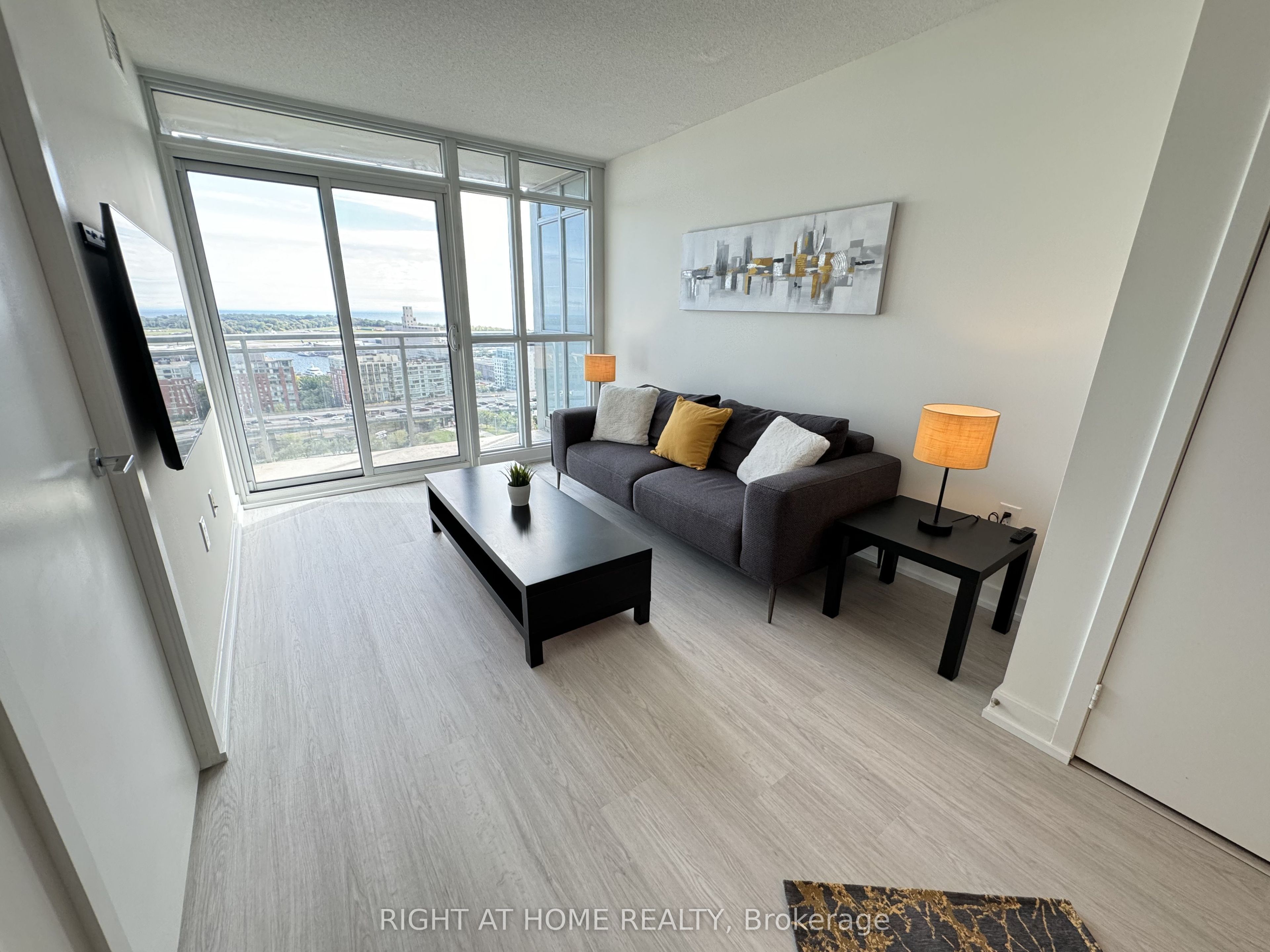 15 Iceboat Terrace 2107, Toronto, ON M5V 4A5 photo 2
