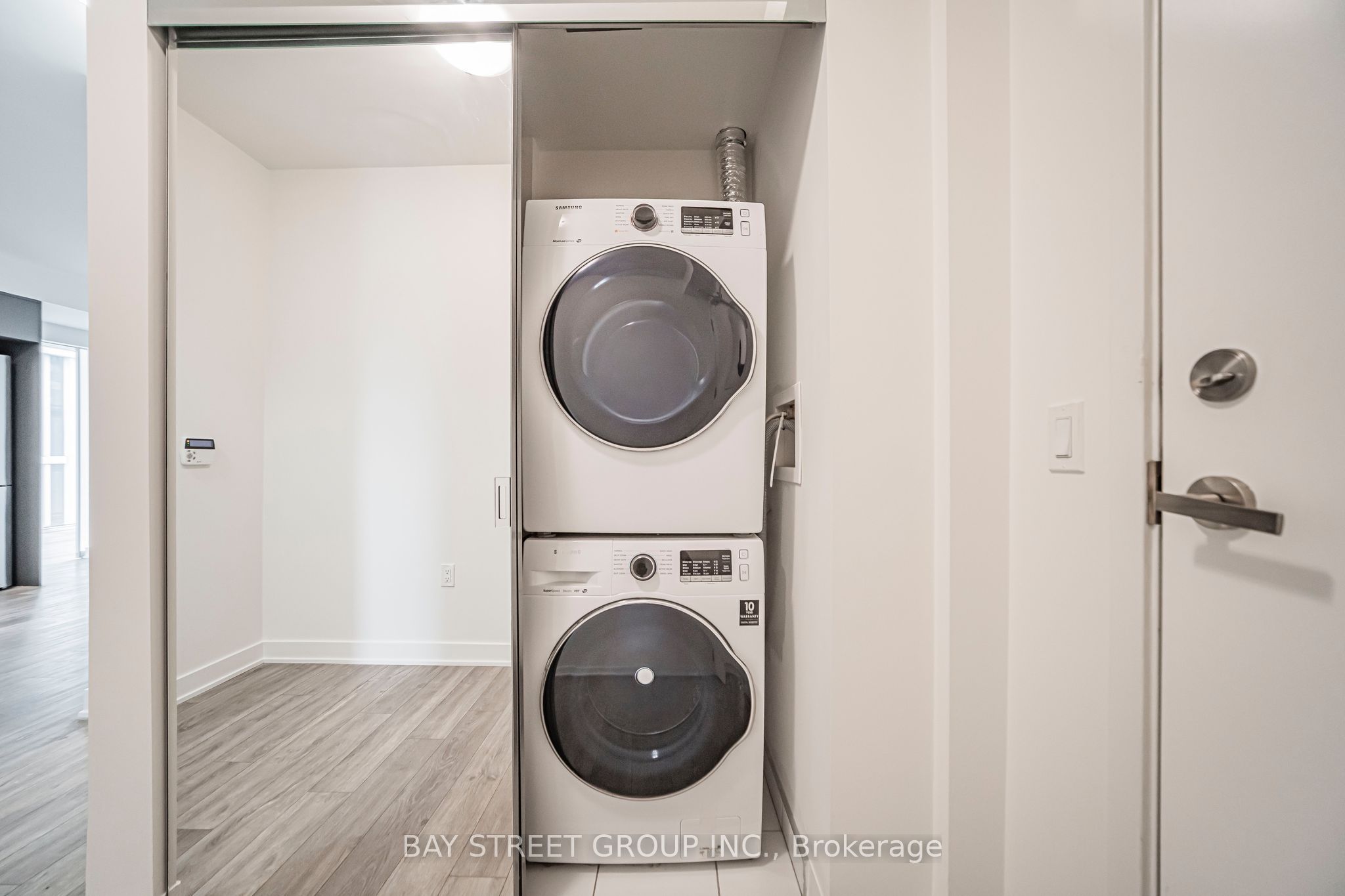 195 Redpath Avenue 2412, Toronto, ON M4P 0E4 photo 4