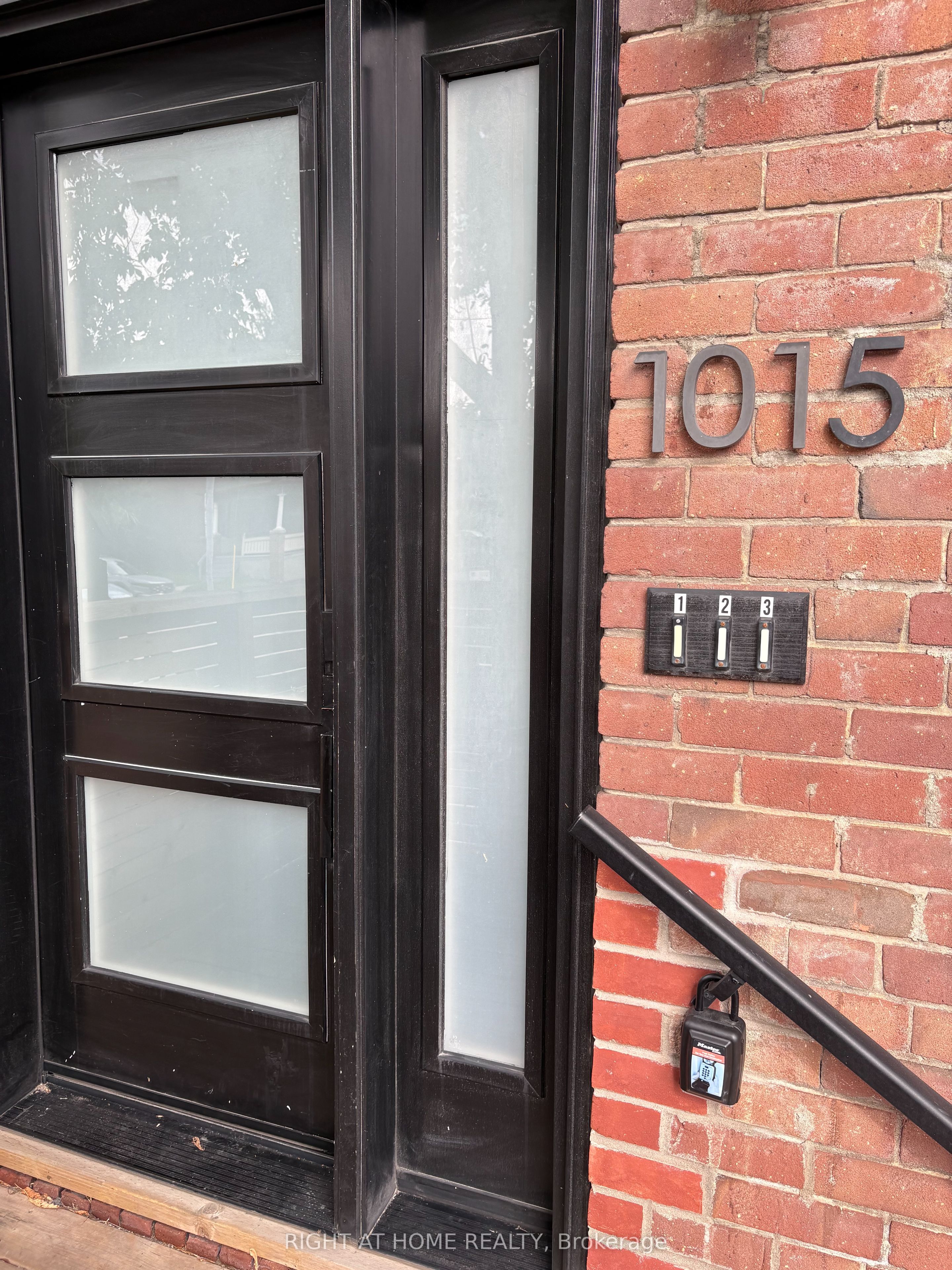 1015 Bathurst Street 2, Toronto, ON M5R 3G8 photo 2