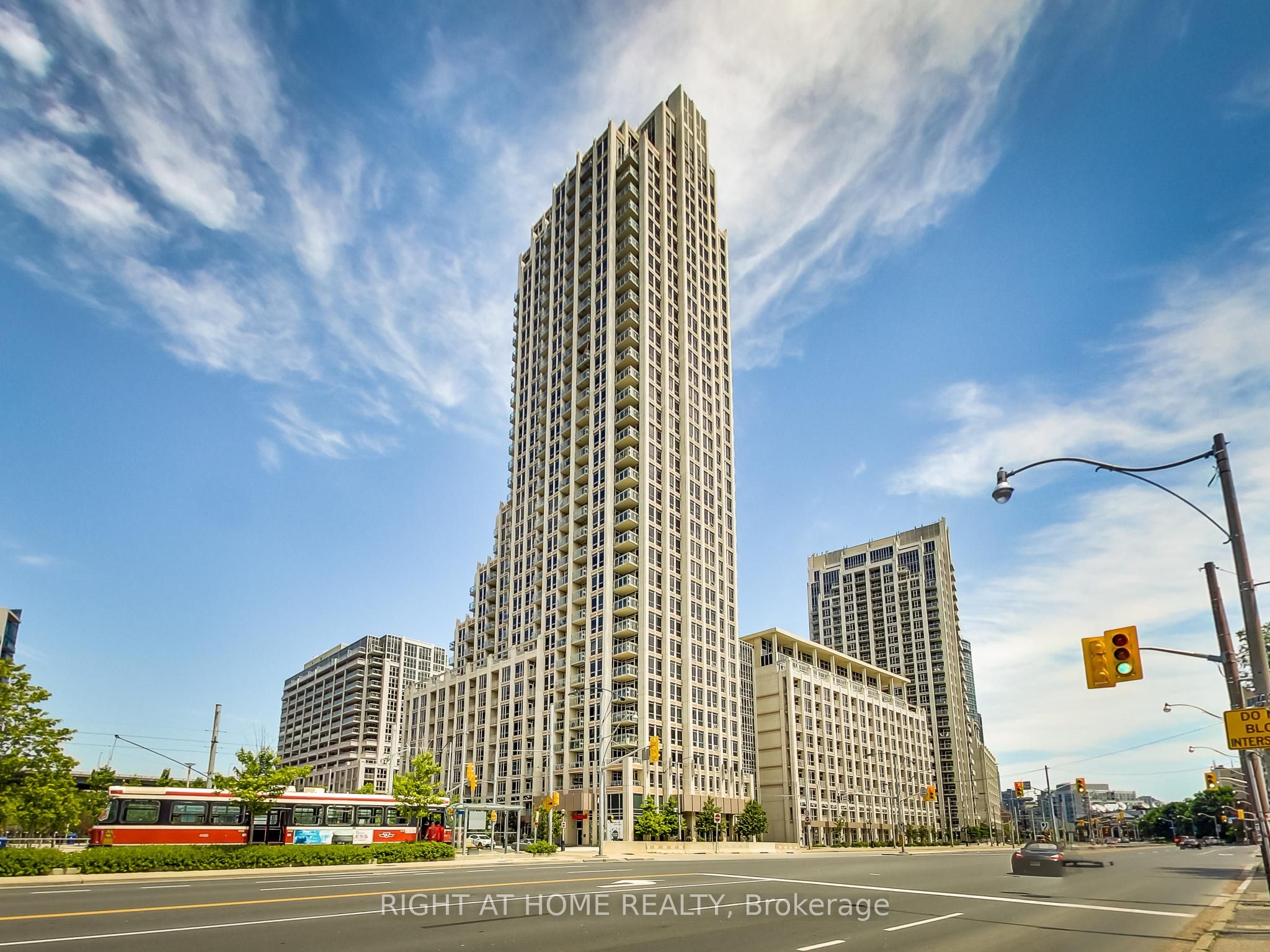 628 Fleet Street 518, Toronto, ON M5V 1A8
