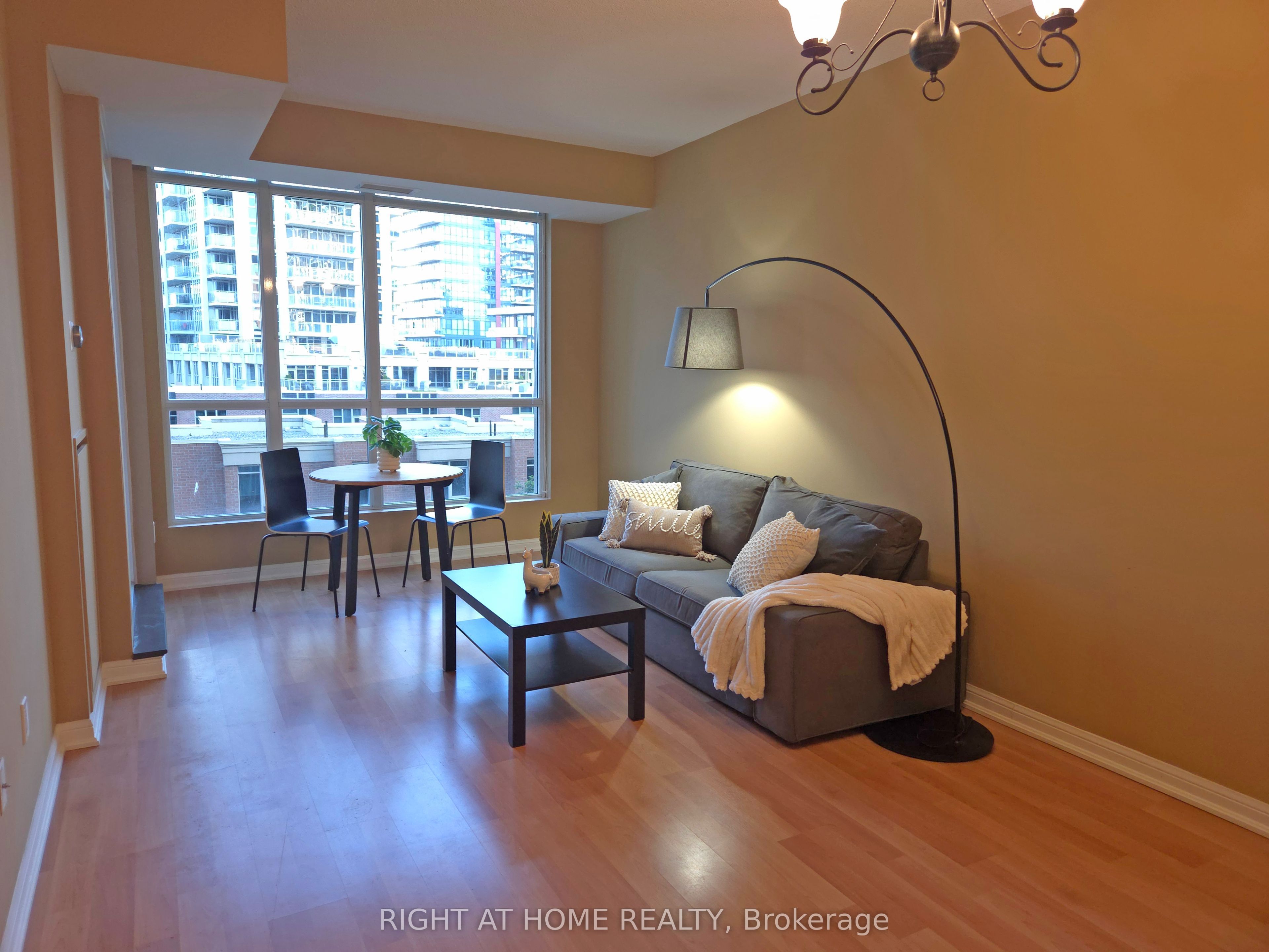 628 Fleet Street 518, Toronto, ON M5V 1A8 photo 2