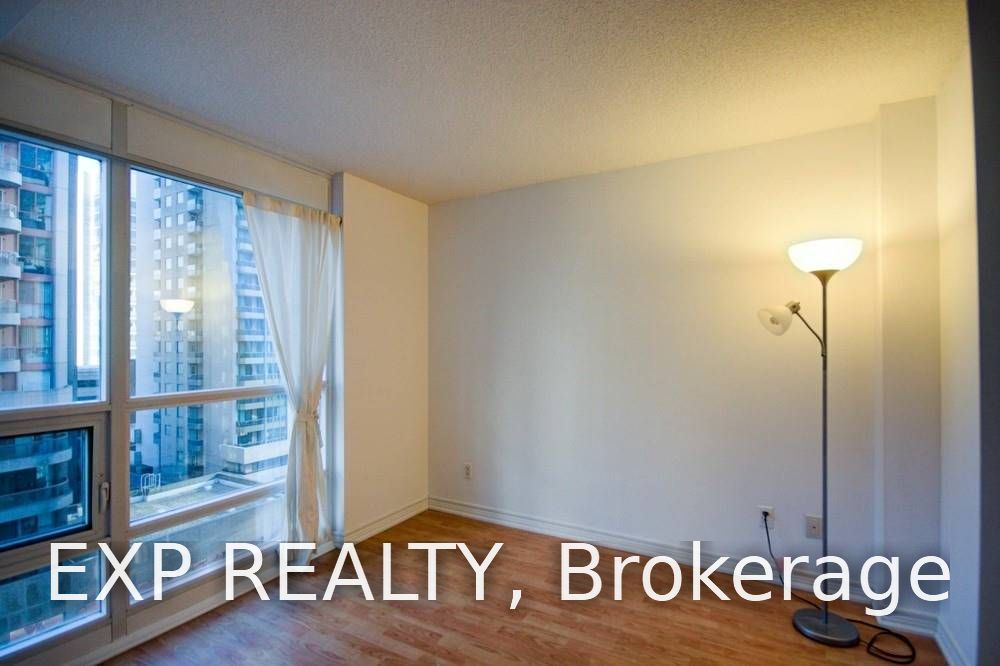 761 Bay Street 809, Toronto, ON M5G 2R2 photo 2