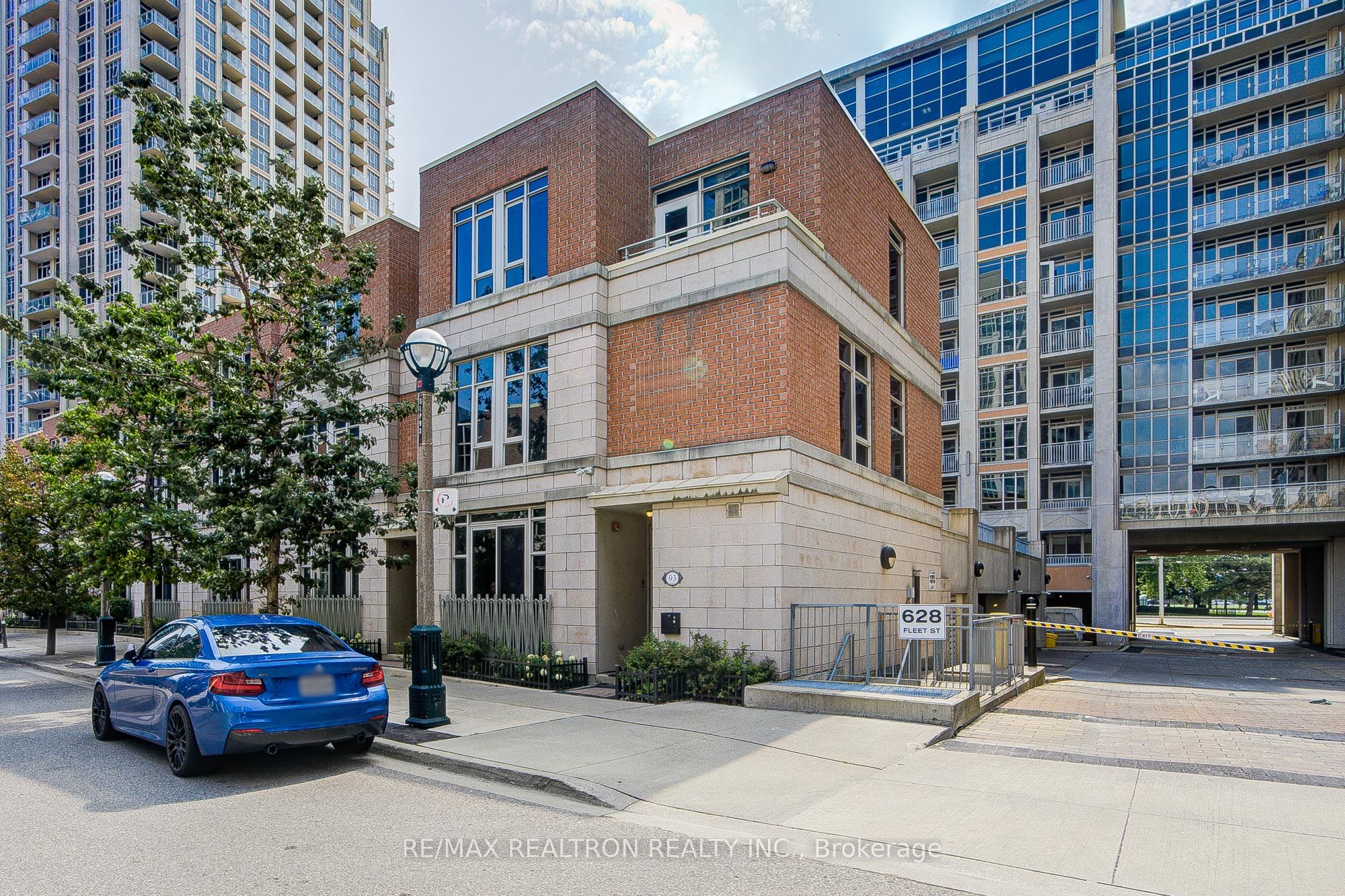 93 Sloping Sky Mews TH 1, Toronto, ON M5V 1P4