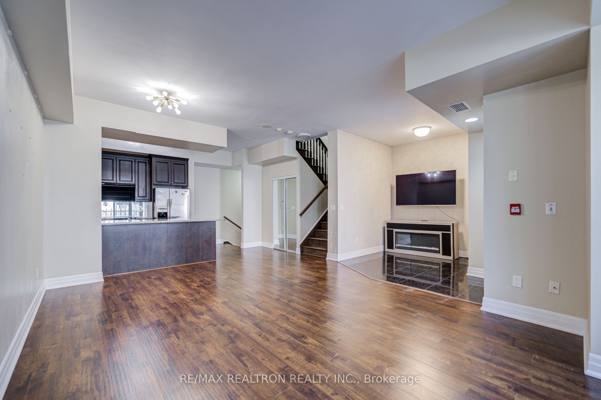 93 Sloping Sky Mews TH 1, Toronto, ON M5V 1P4 photo 3
