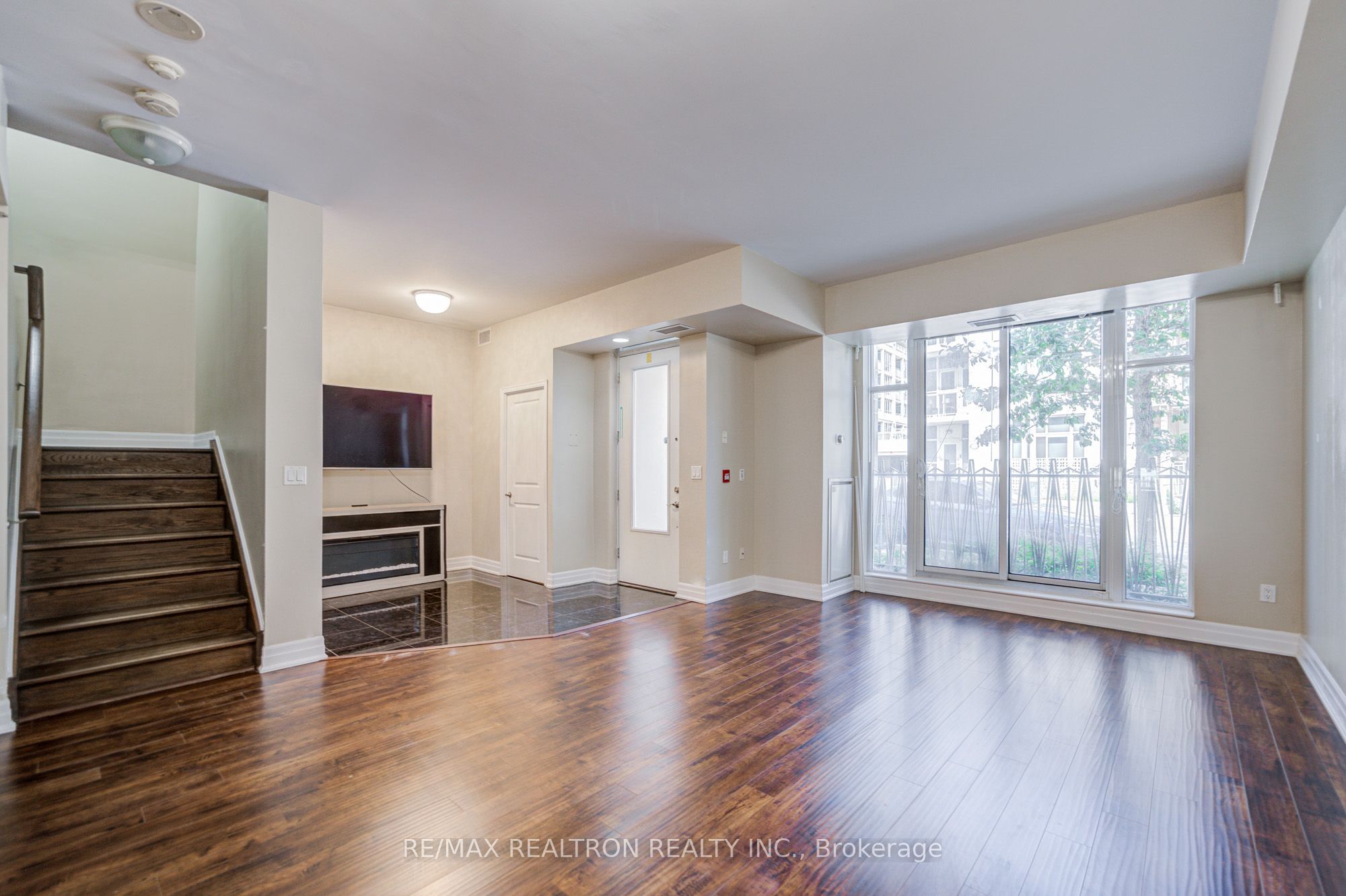 93 Sloping Sky Mews TH 1, Toronto, ON M5V 1P4 photo 4