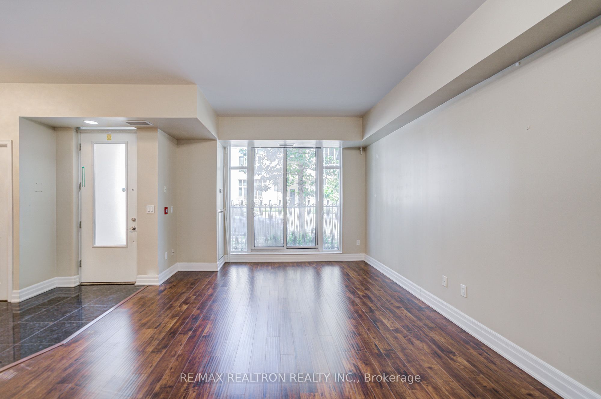 93 Sloping Sky Mews TH 1, Toronto, ON M5V 1P4 photo 5