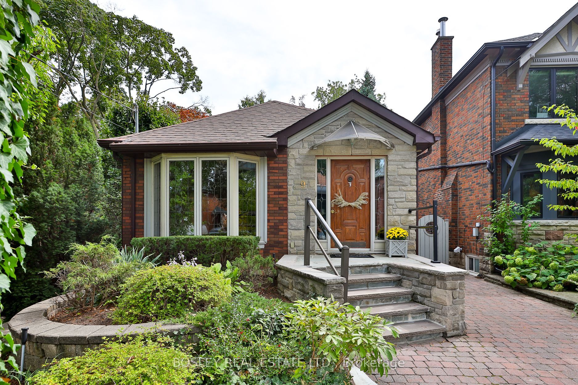 9 Cameron Crescent, Toronto, ON M4G 1Z7 photo 2