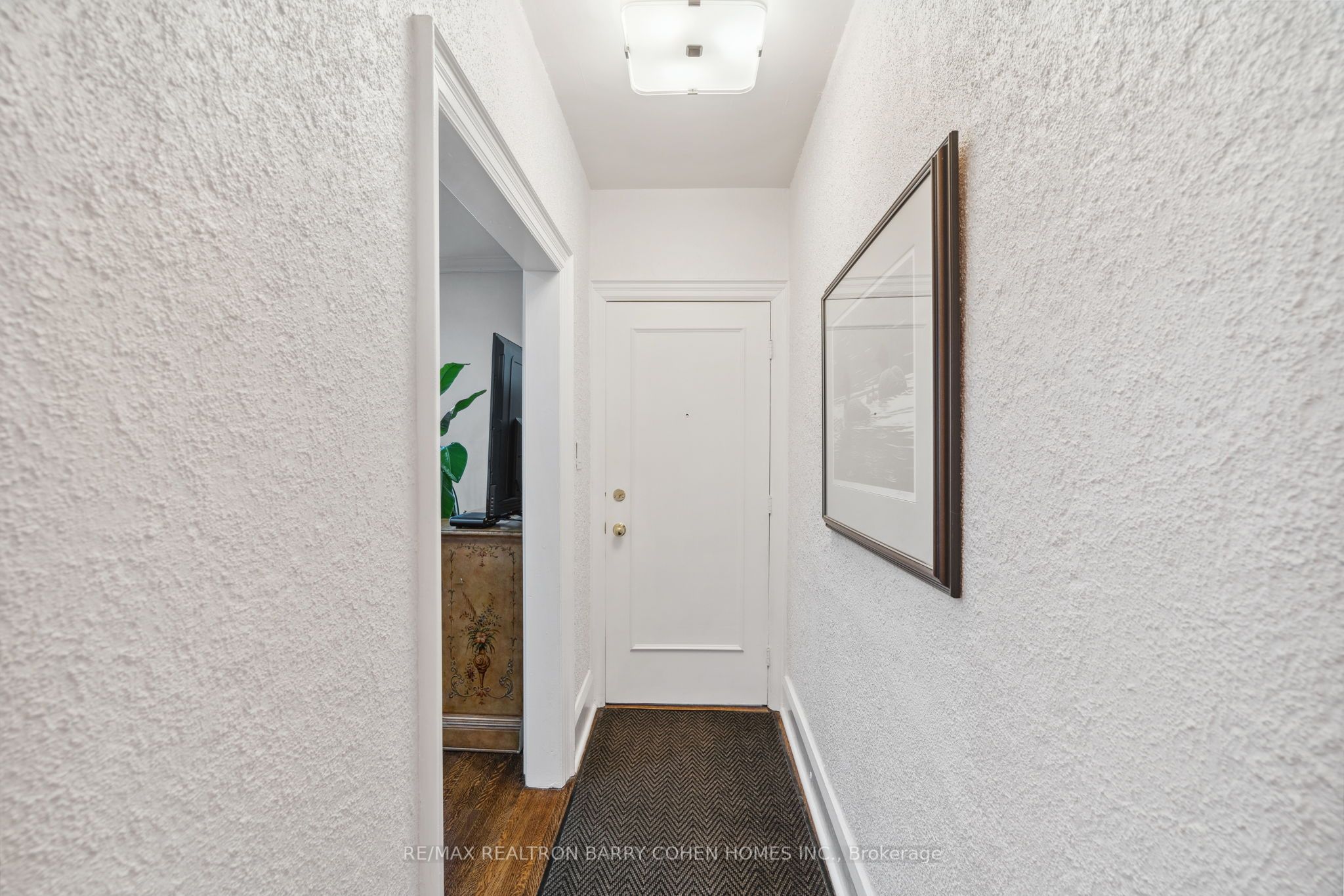 31 Whitehall Road Main, Toronto, ON M4W 2C5 photo 4
