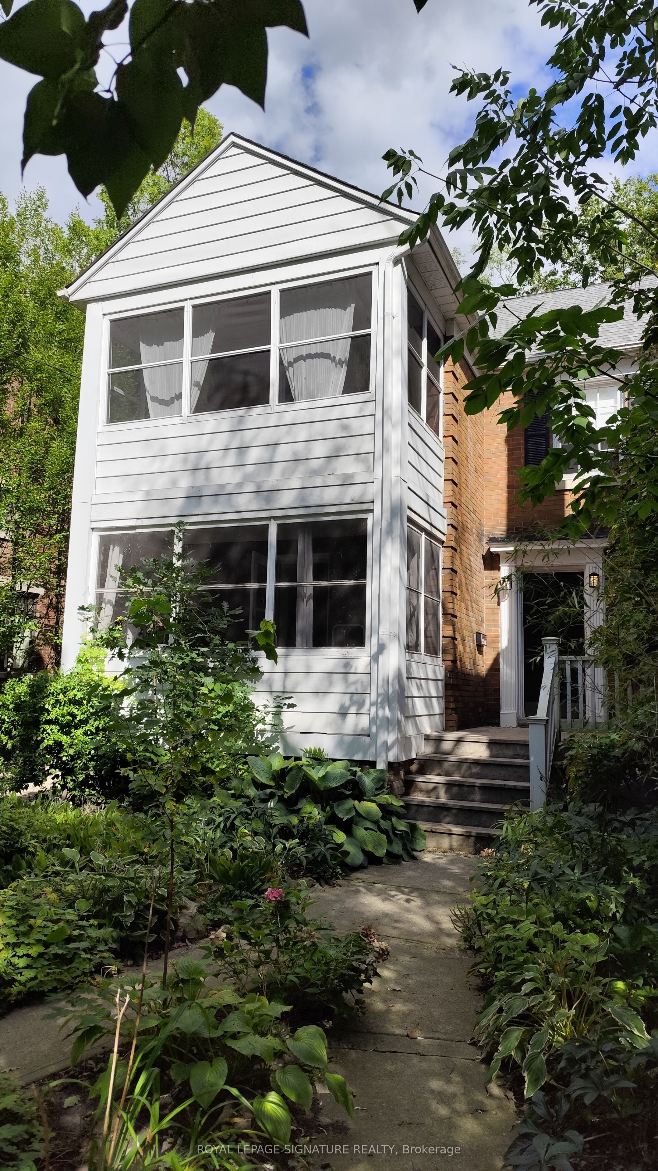 63 Braemore Gardens Main, Toronto, ON M6G 2C7
