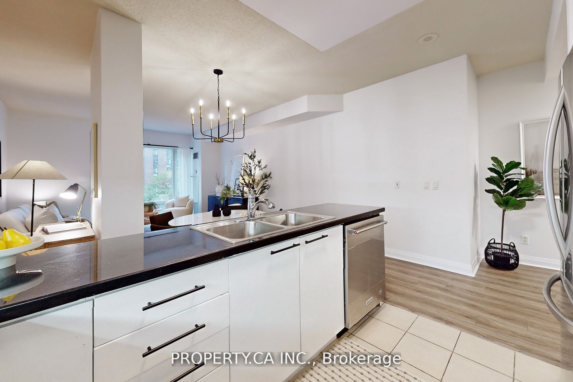1121 Bay Street 301, Toronto, ON M5S 3L9 photo 4