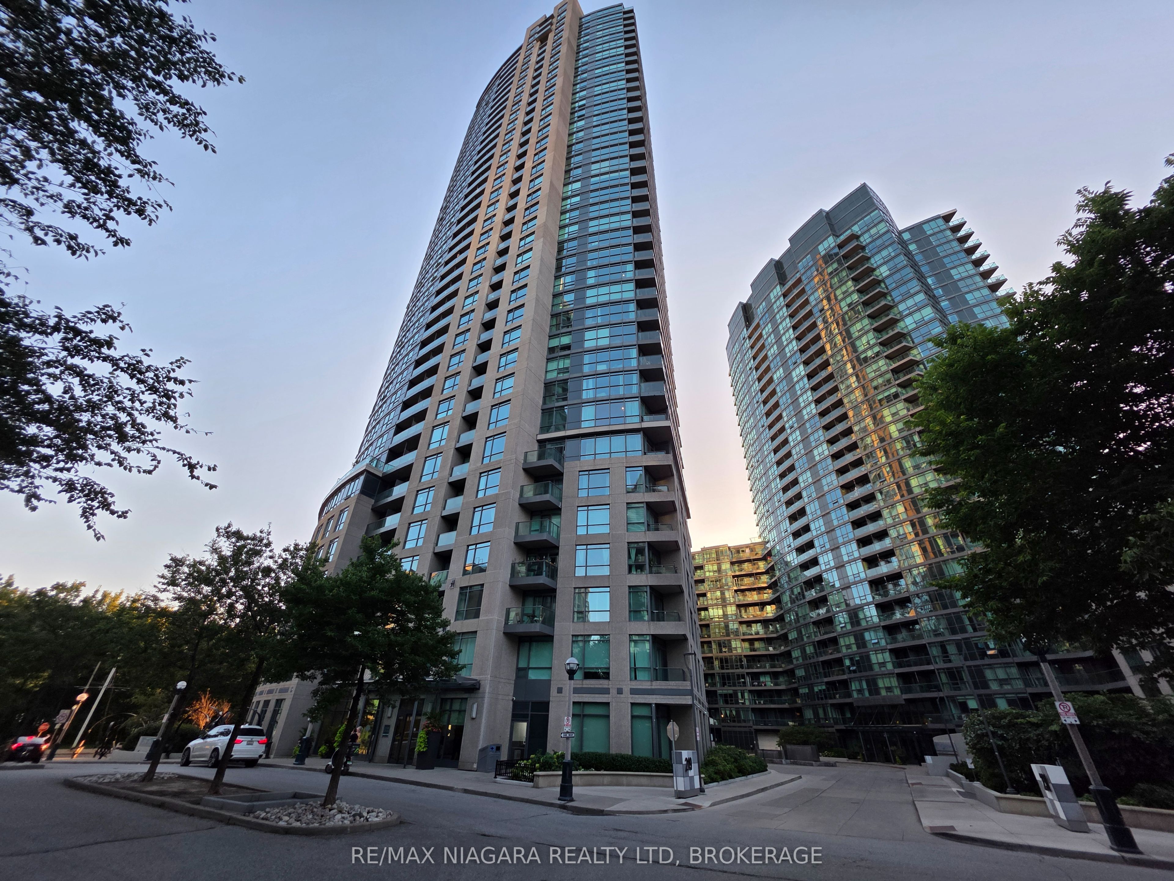 219 Fort York Boulevard 619, Toronto, ON M5V 1B1