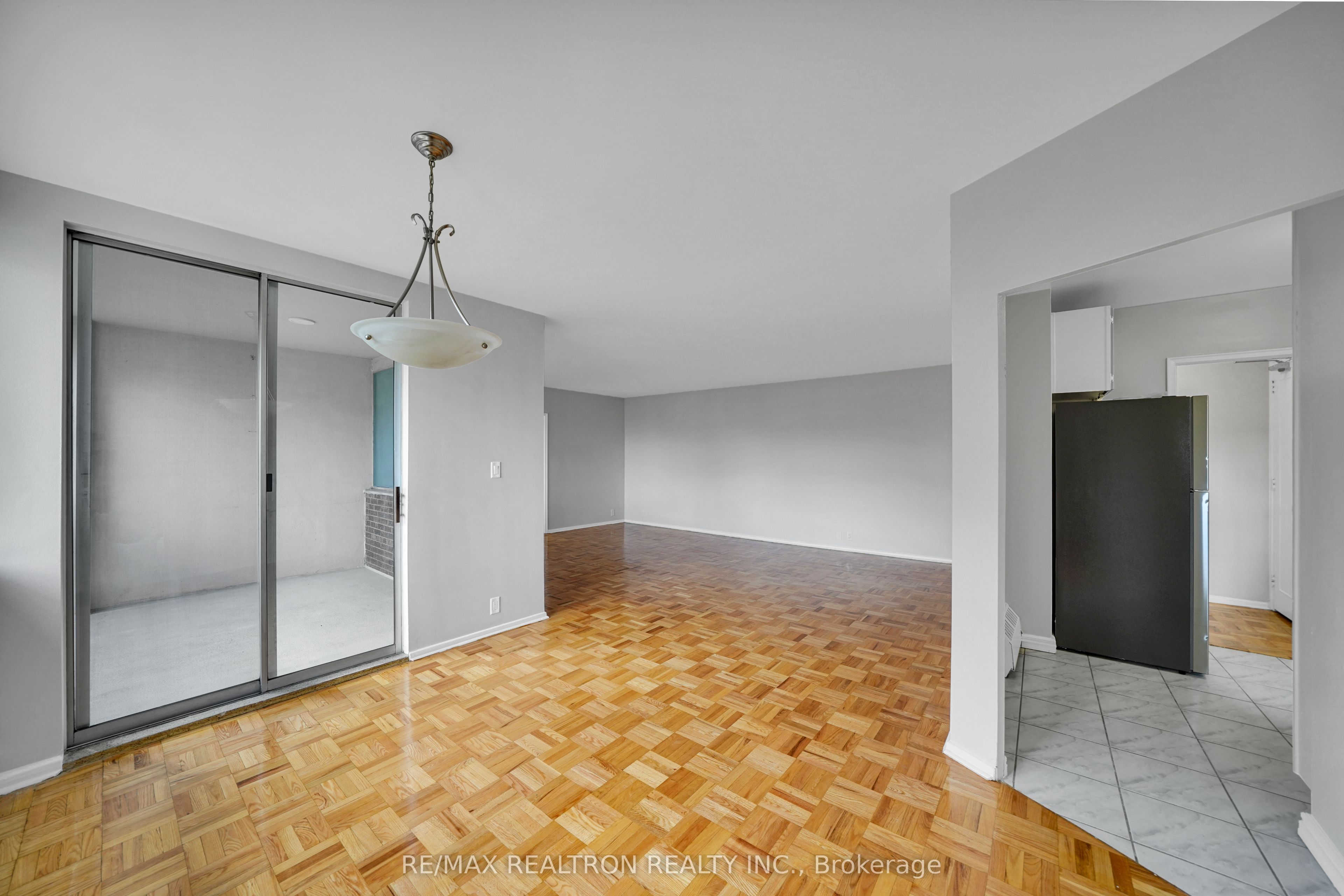 9 Deer Park Crescent 706, Toronto, ON M4V 2C4 photo 3