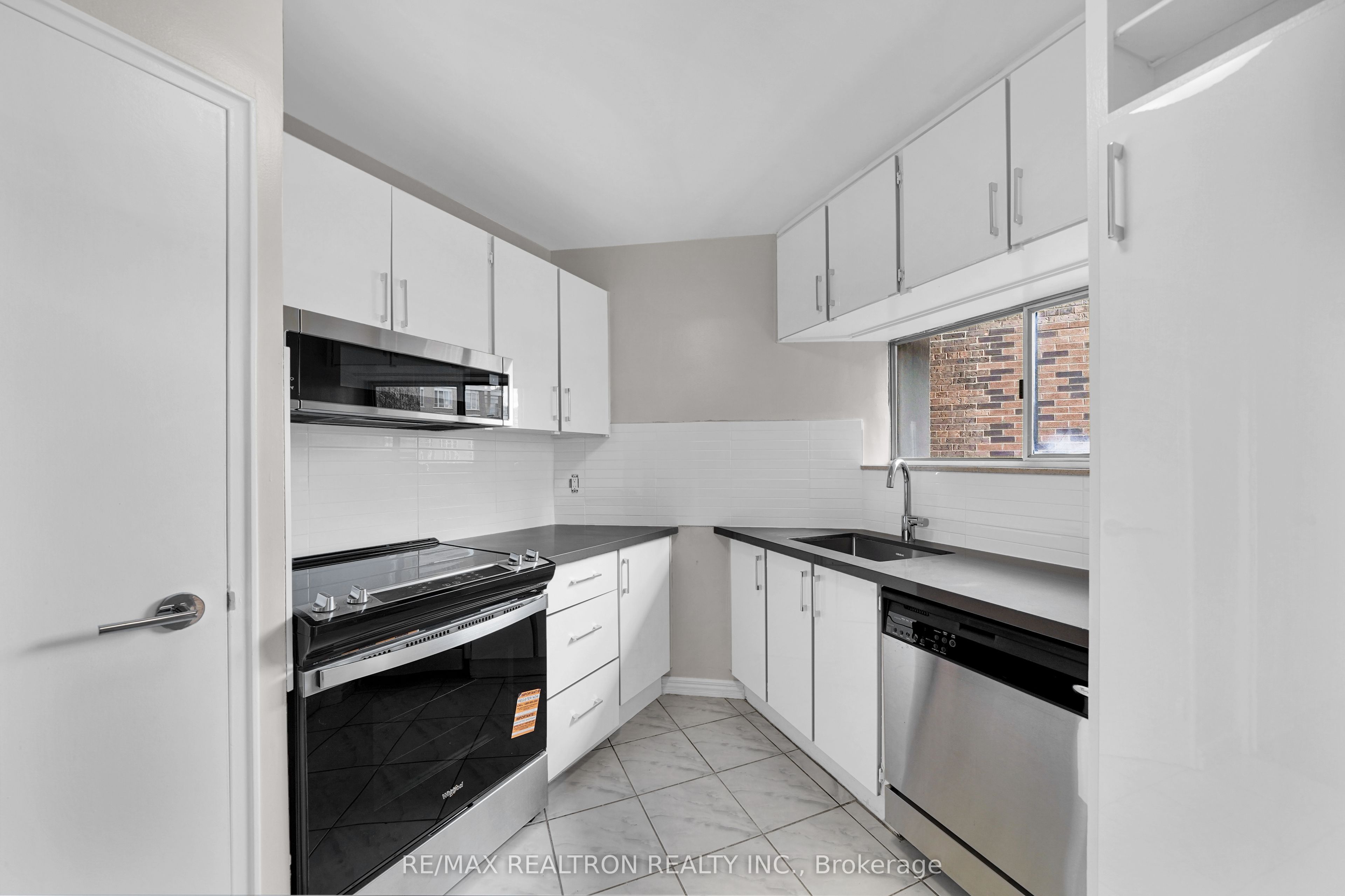 9 Deer Park Crescent 706, Toronto, ON M4V 2C4 photo 5