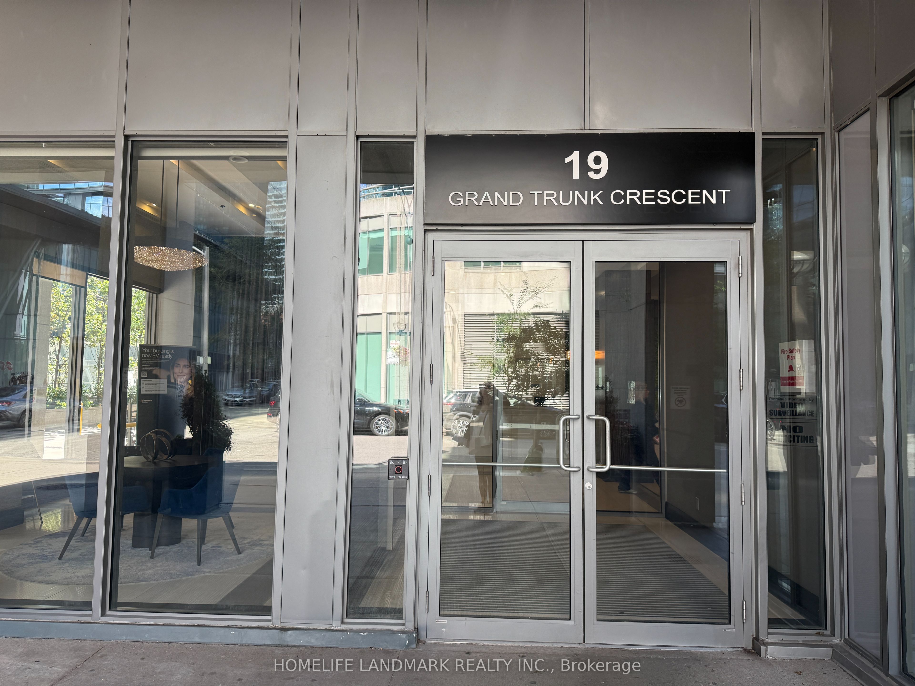 19 Grand Trunk Crescent 1603, Toronto, ON M5J 3A3 photo 2