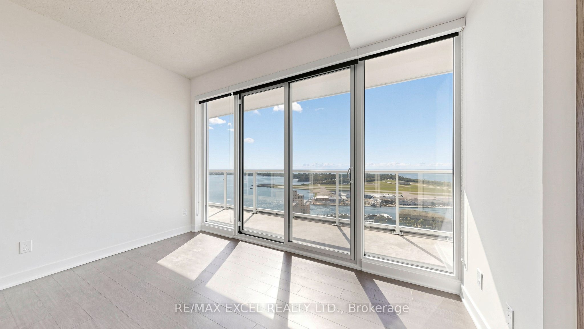 17 Bathurst Street 4002, Toronto, ON M5V 0N1 photo 3