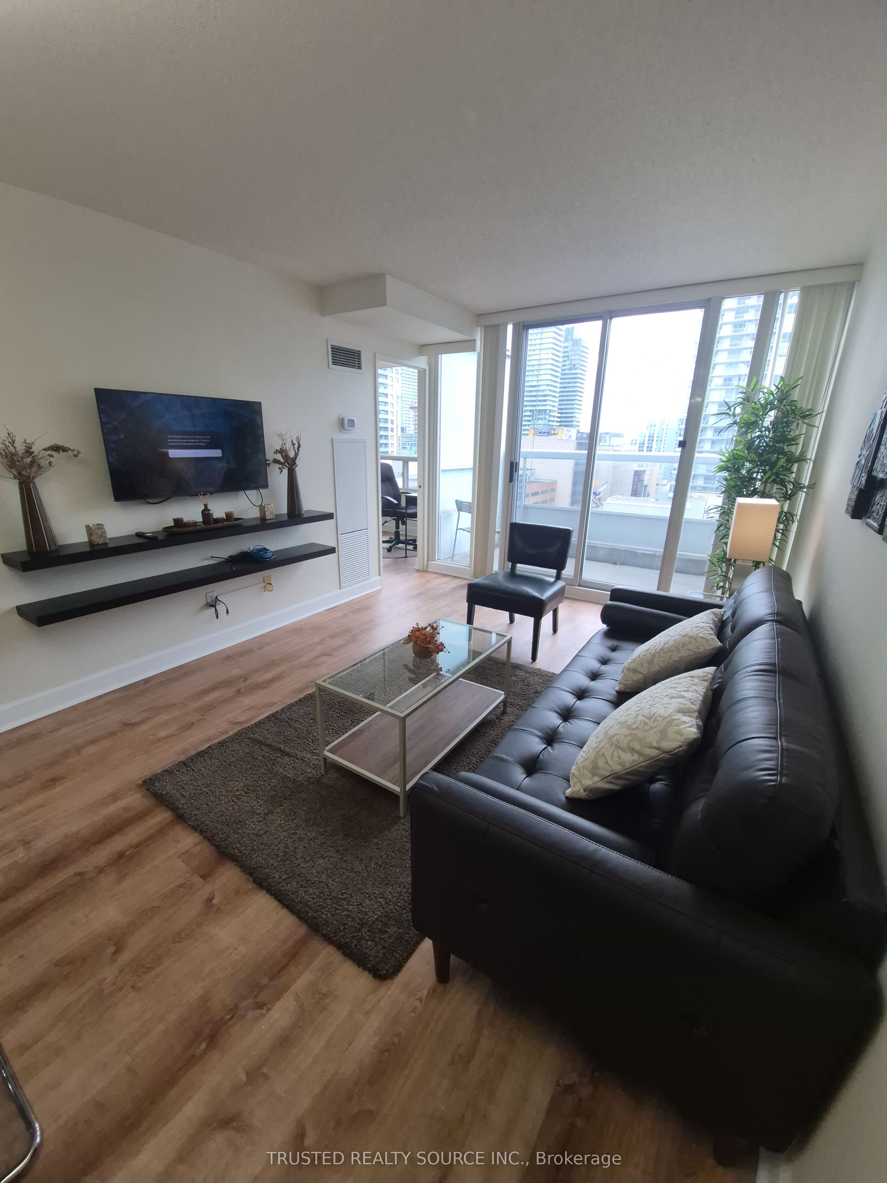 43 Eglinton Avenue E 1808, Toronto, ON M4P 1A2